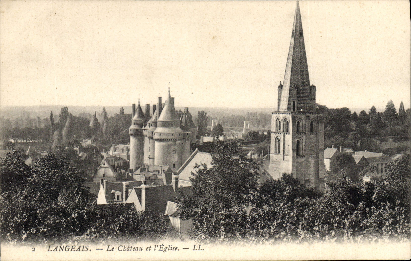 CPA Chateau et l'eglise Langeais