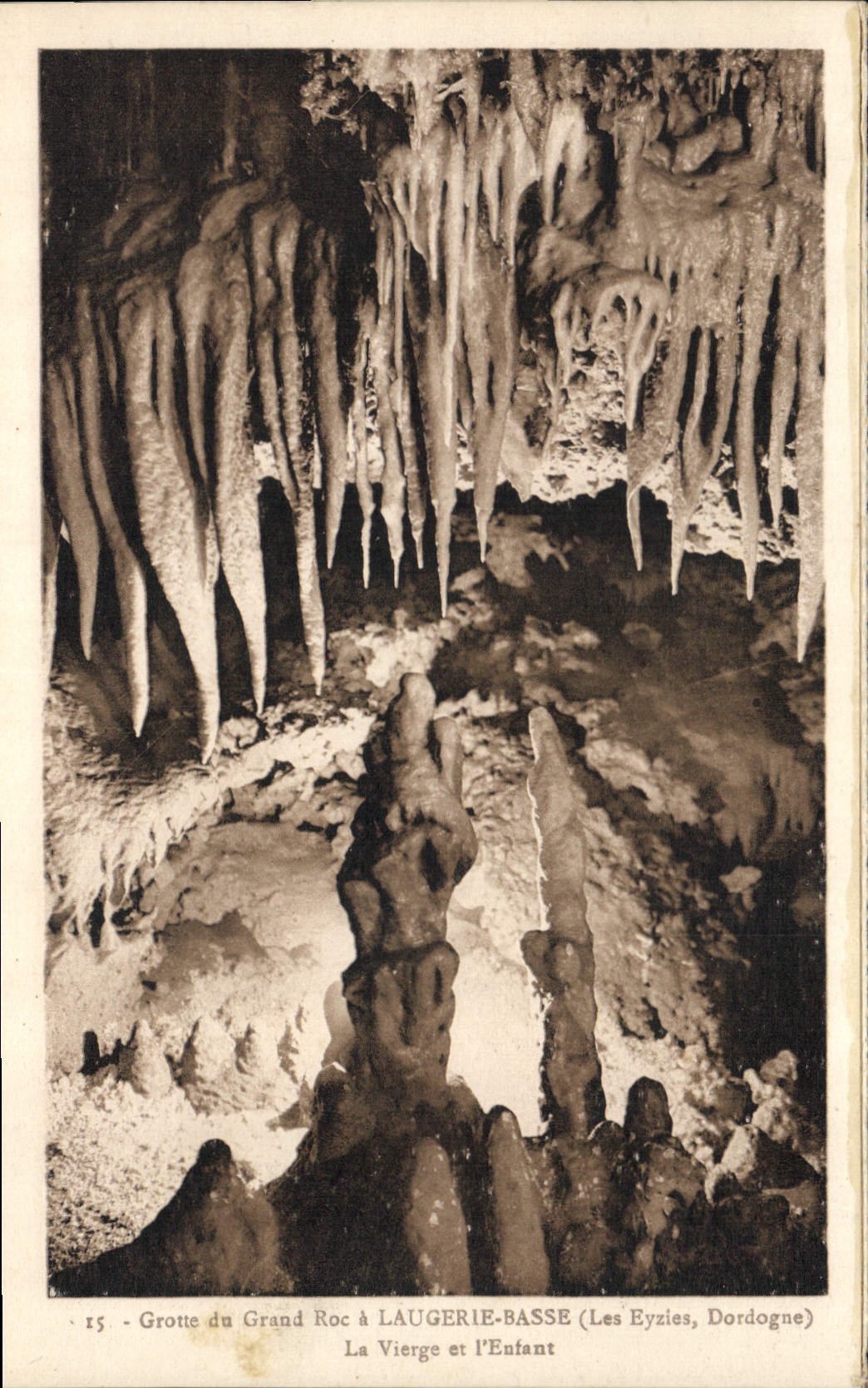 CPA Grotte Grottes Grotte du Grand Roc a Laugerie Basse les Eyzies Dordogne La vierge et l'enfant