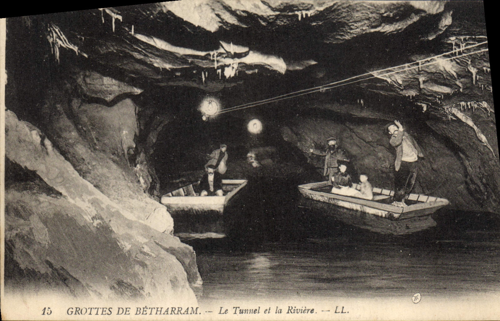 CPA Grotte Grottes de Betharram Le tunnel et la riviere Barque