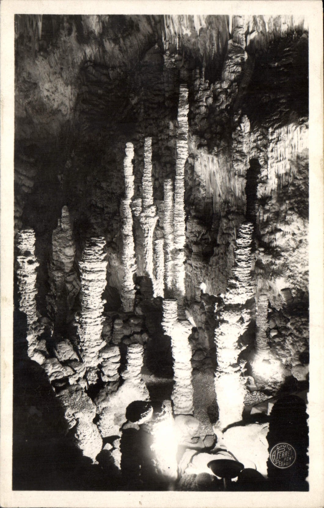 CPA Grotte Grottes Aven d'Orgnac Stalagmites deviees partie ouest de la salle superieure