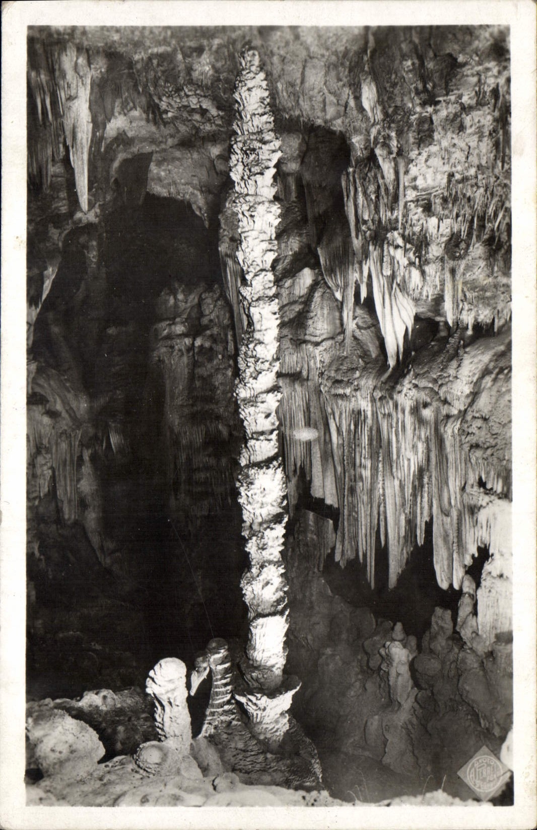 CPA Grotte Grottes Aven d'Orgnac Une grande stalagmite