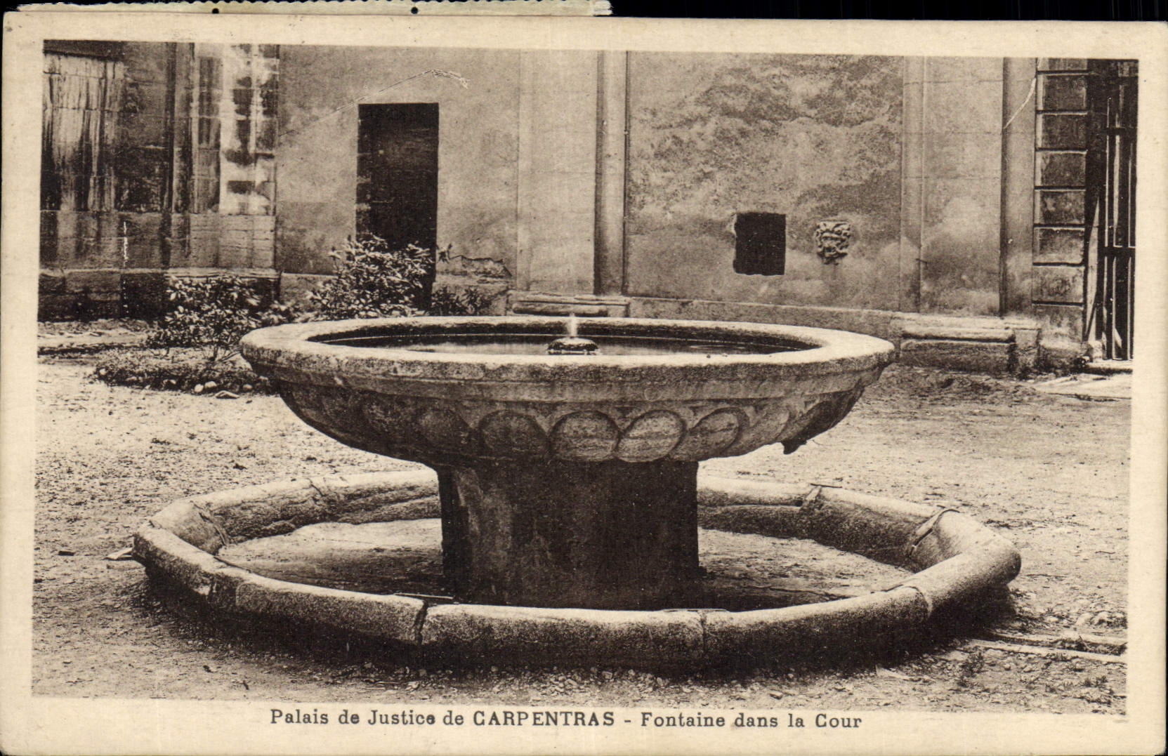 CPA Palais de Justice de Carpentras Fontaine dans la cour