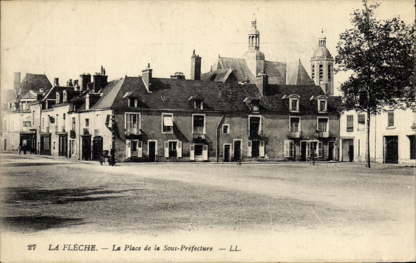 CPA Prefecture La Fleche La Place de la Sous Prefecture
