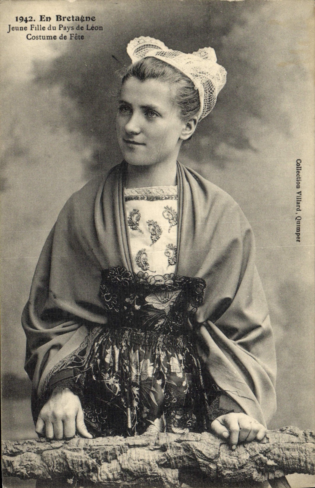 CPA Folklore Jeune fille du Pays de Leon Costume de fete