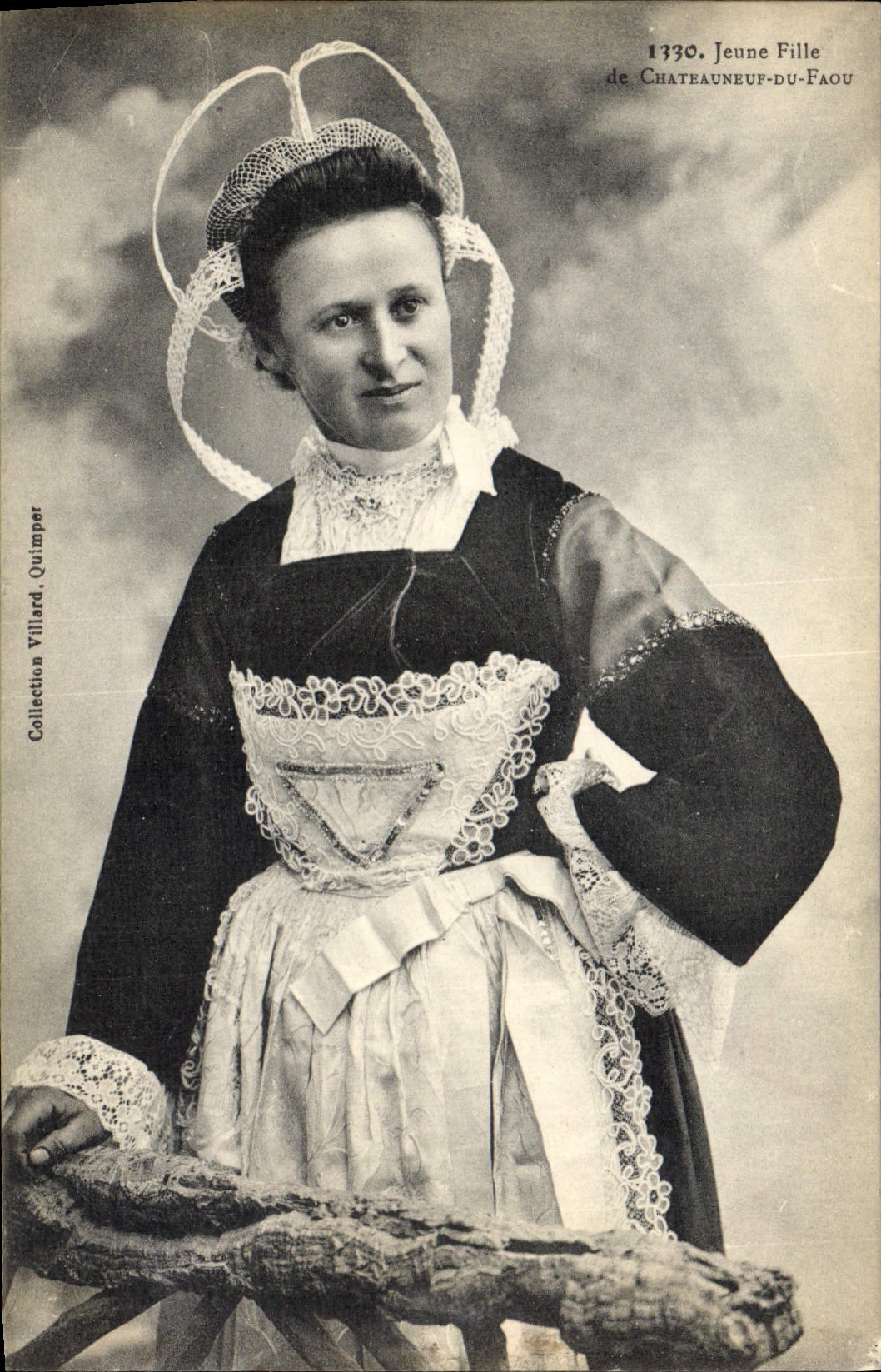 CPA Folklore Jeune fille de Chateauneuf du Faou