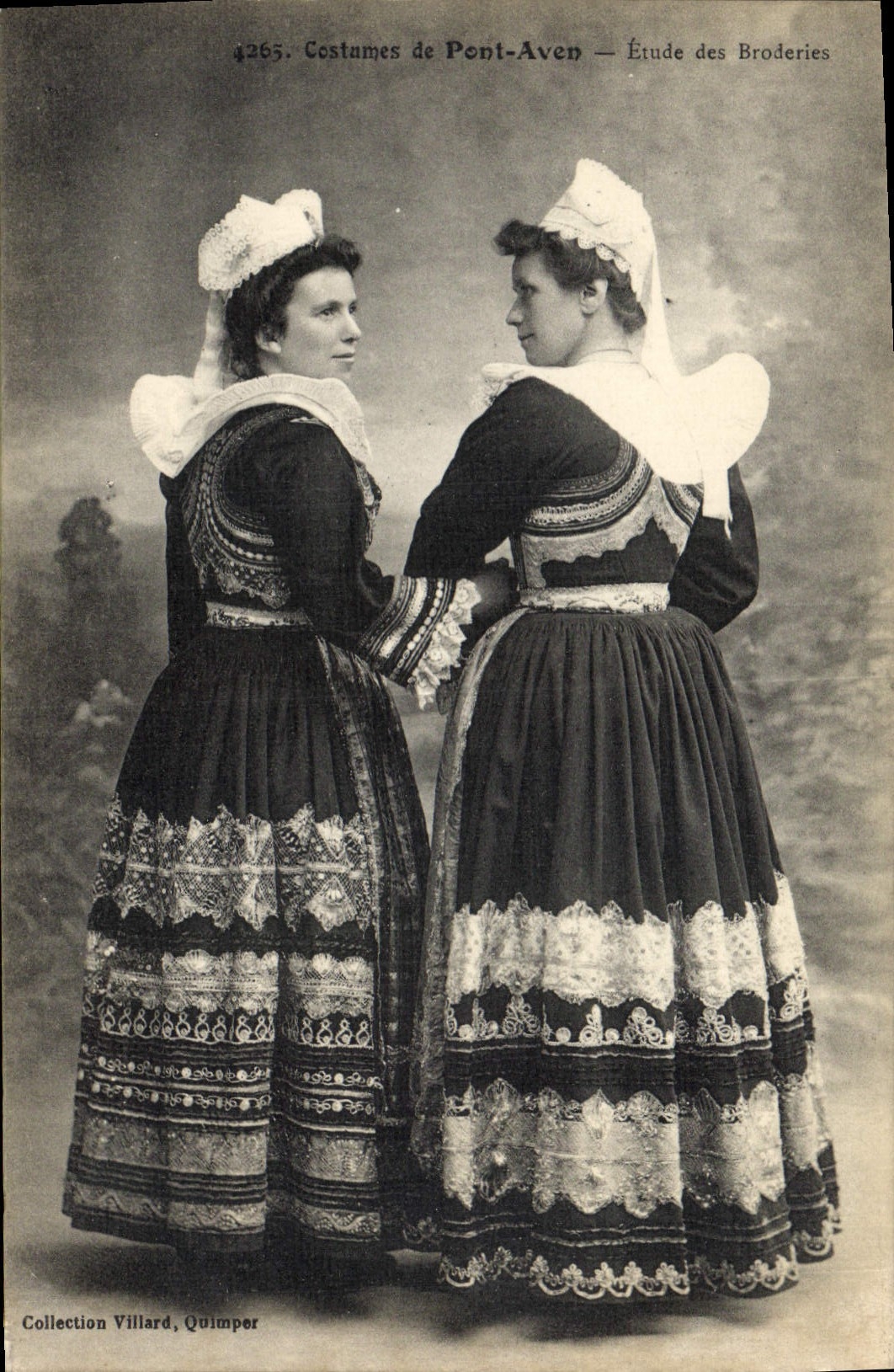 CPA Folklore Costumes de Pont Aven Etude des broderies