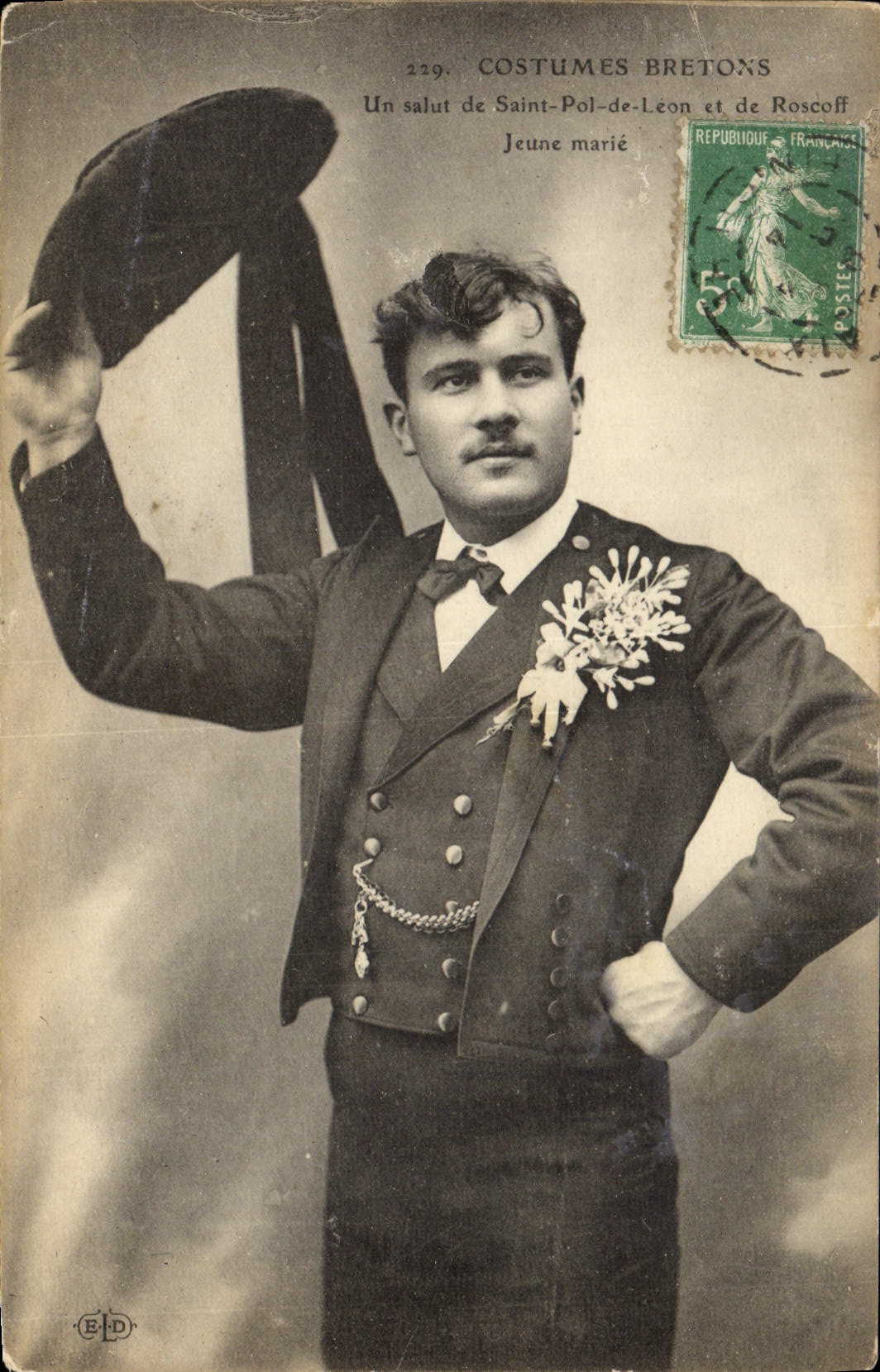 CPA Folklore Un salut de Saint Pol de Leon et de Roscoff Jeune marie Mariage