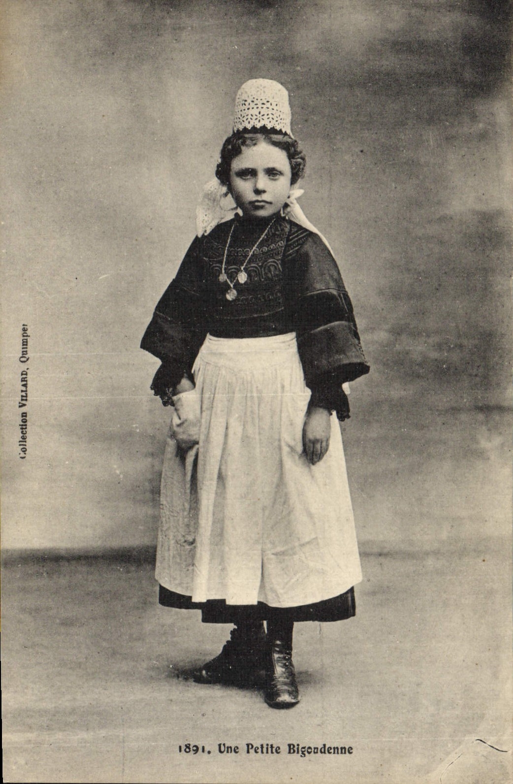 CPA Folklore Une petite bigoudenne