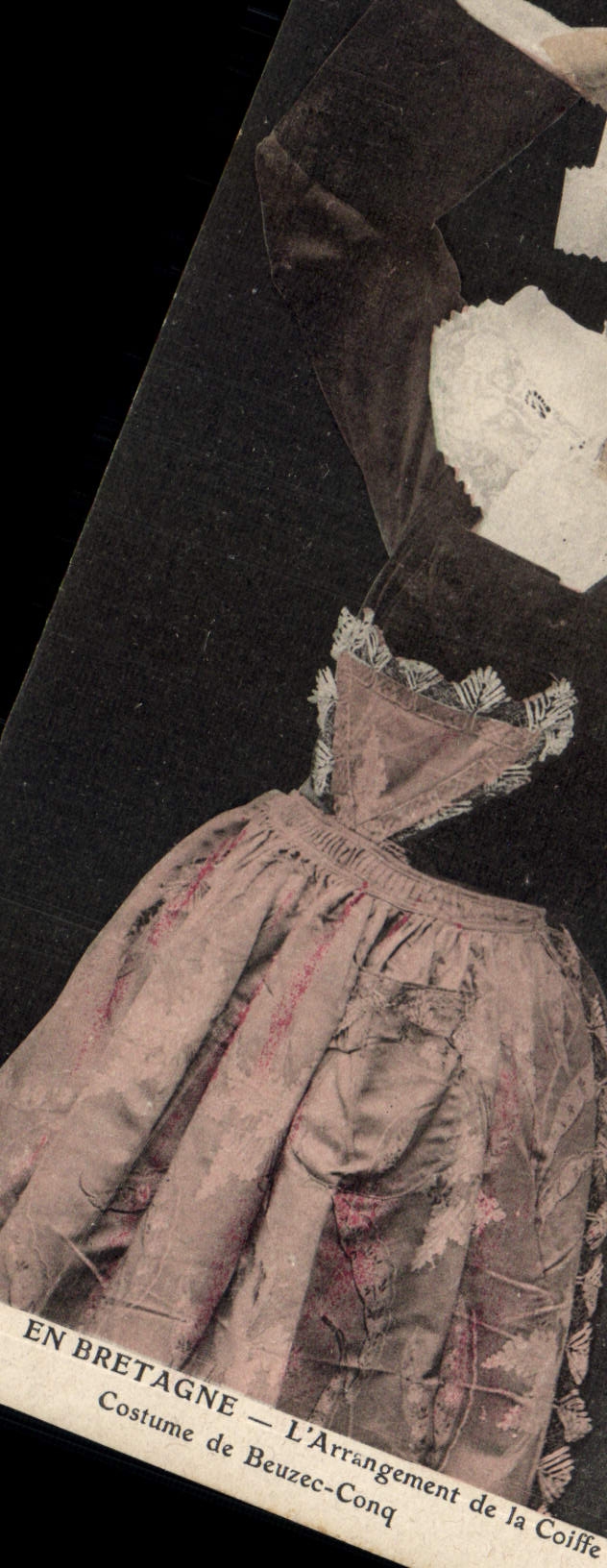 CPA Folklore L'arrangement de la coiffe Costume de Beuzec Conq