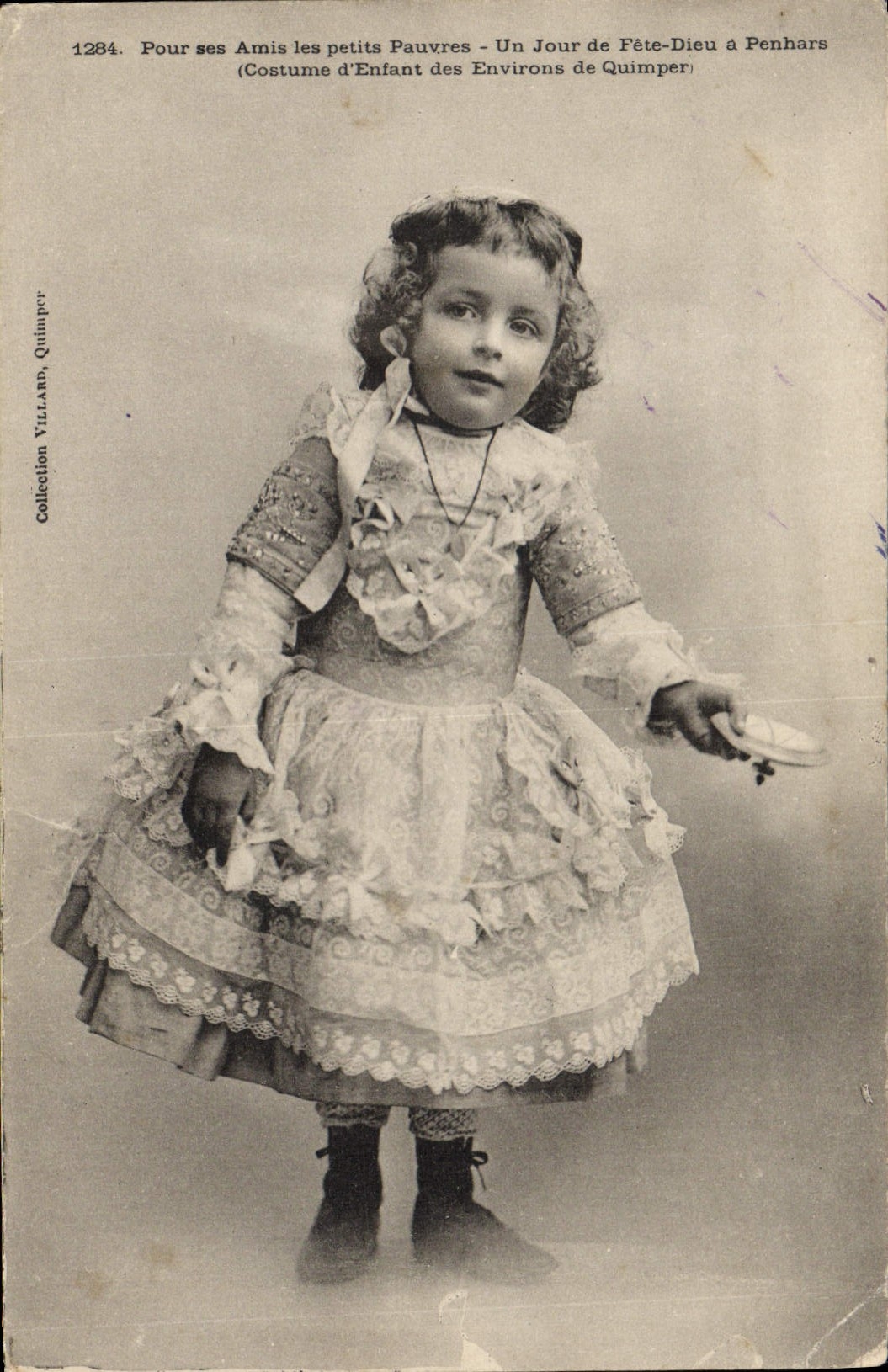 CPA Folklore Pour ses amis les petits pauvres Un jour de fete Dieu a Penhars Costume d'enfant des en