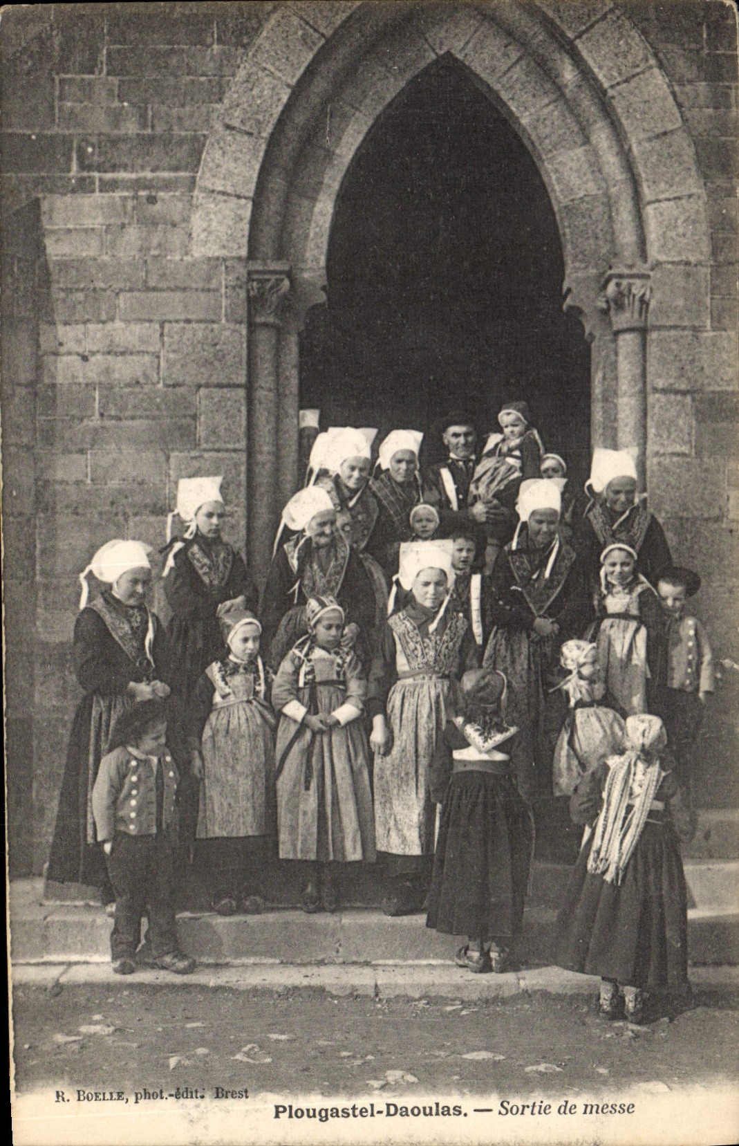 CPA Folklore Plougastel Daoulas Sortie de messe Mariage
