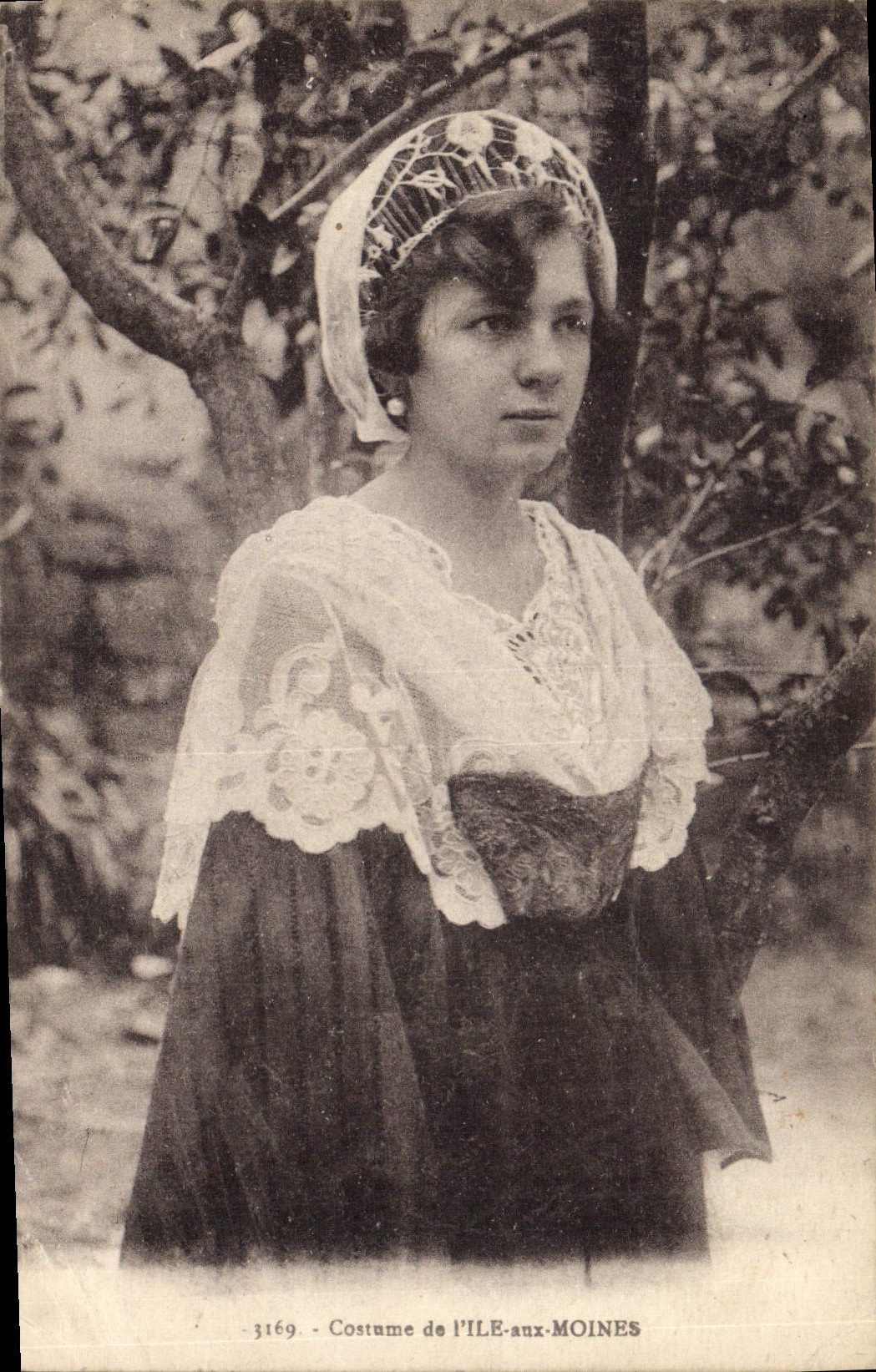 CPA Folklore Costume de l'Ile aux moines 