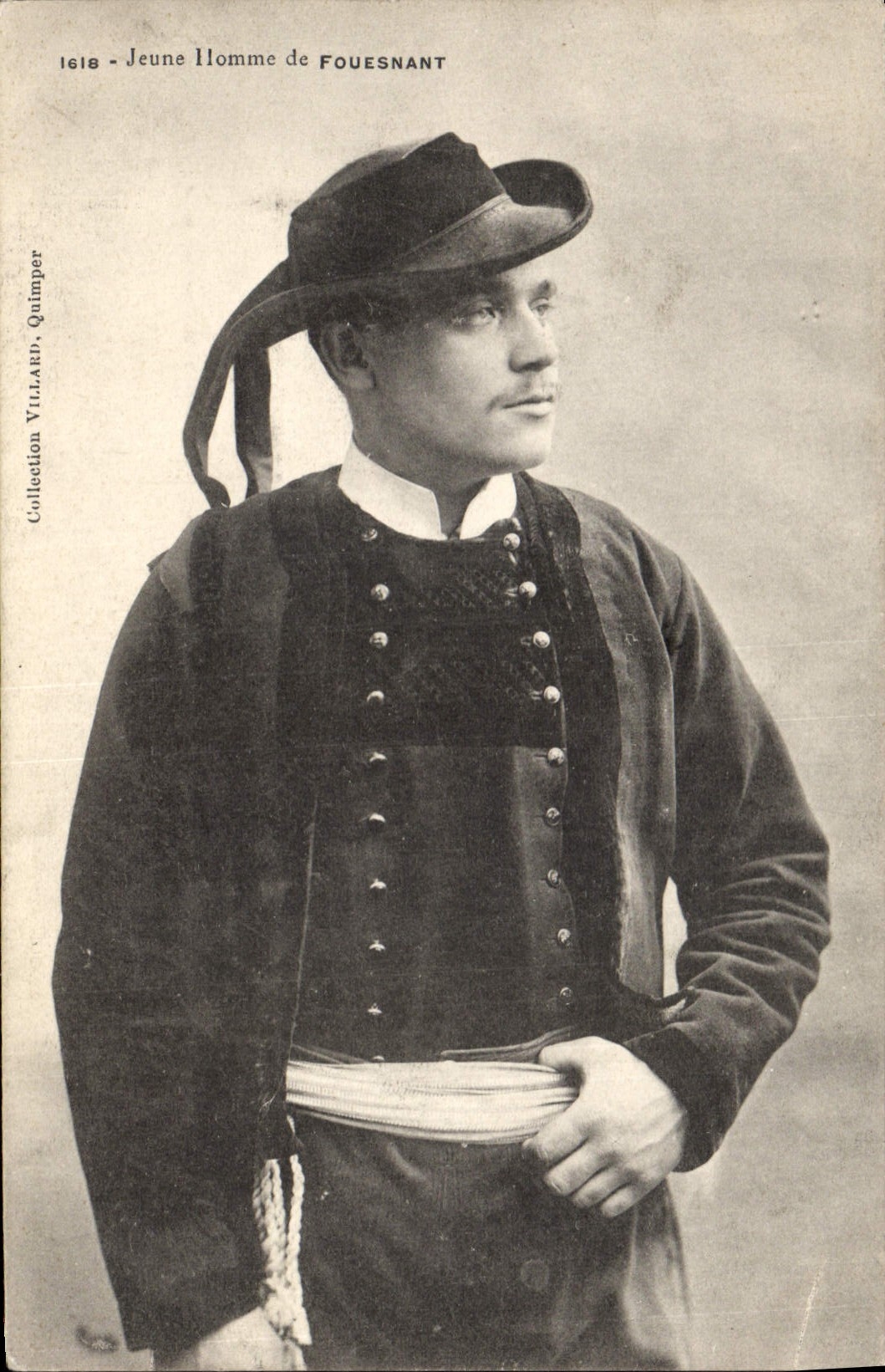 CPA Folklore Jeune homme de Fouesnant