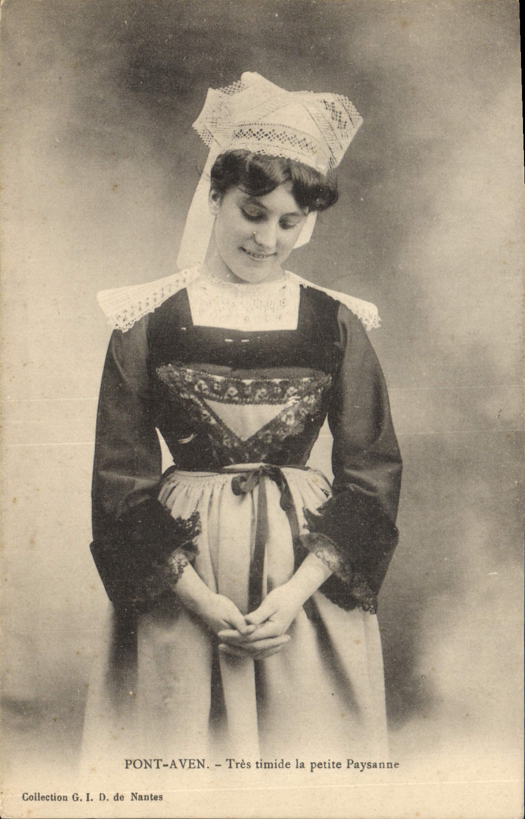 CPA Folklore Pont Aven Tres timide la petite paysannne