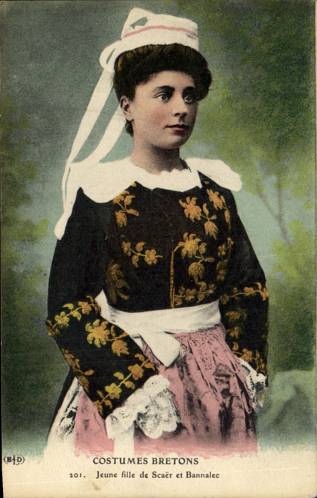 CPA Folklore Jeune fille de Scaer et Bannalec