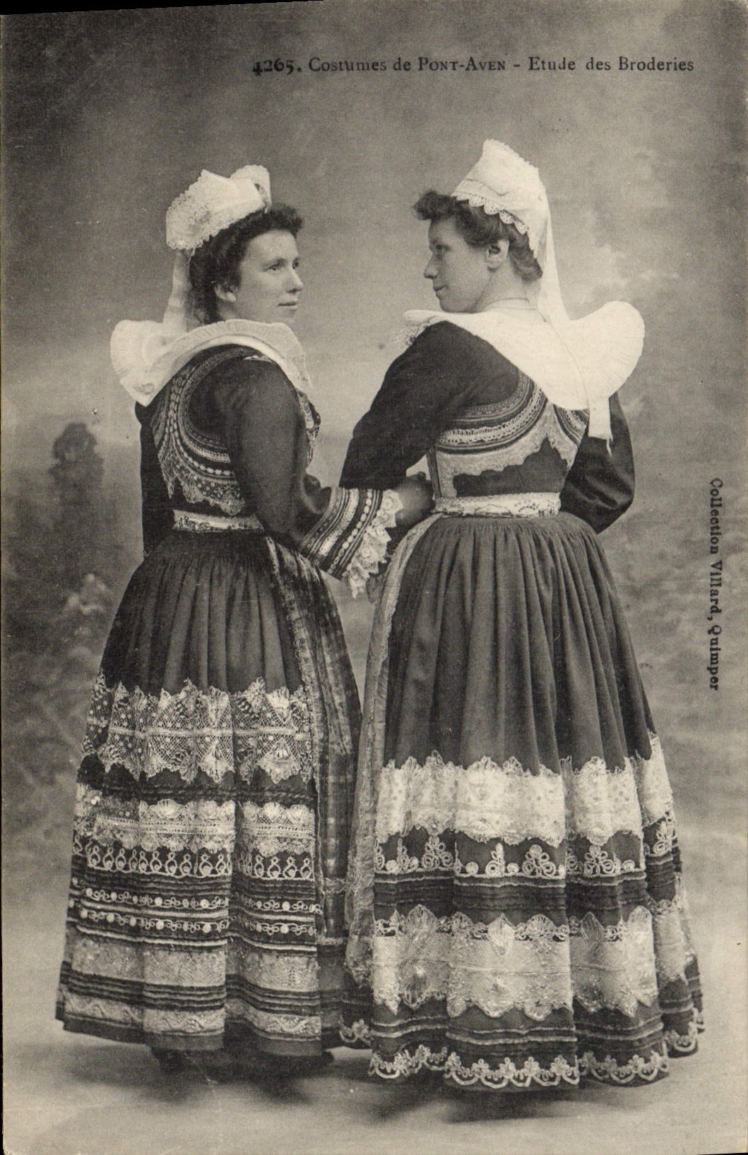 CPA Folklore Costumes de Pont Aven Etude des broderies 