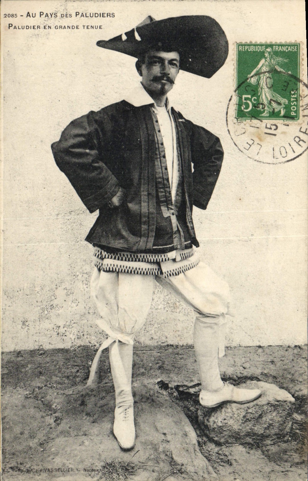 CPA Folklore Au Pays des Paludiers Paludier en grande tenue