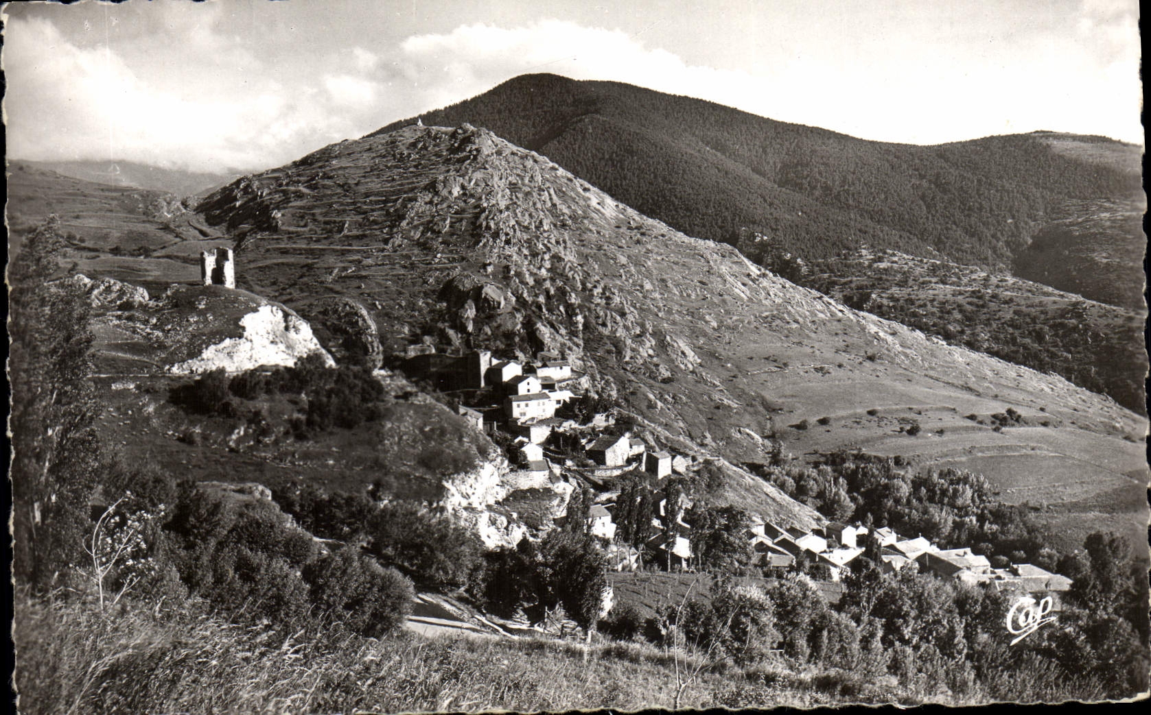 CPM Saillagouse Le pittoresque village de llo Ruines de la Tour et du Chateau 