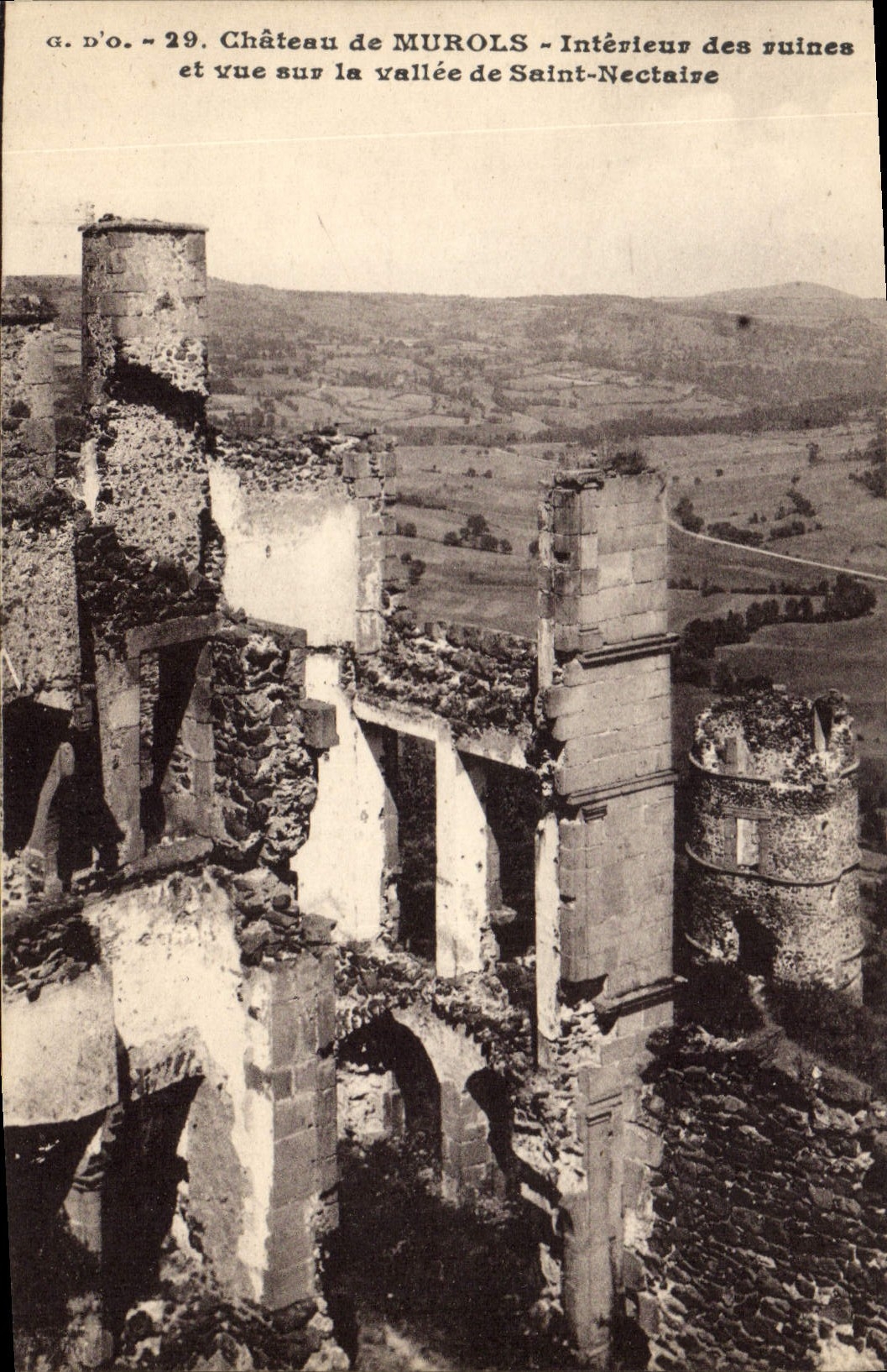 CPA Chateau de Murols Interieur des ruines et vue sur la vallee de Saint Nectaire