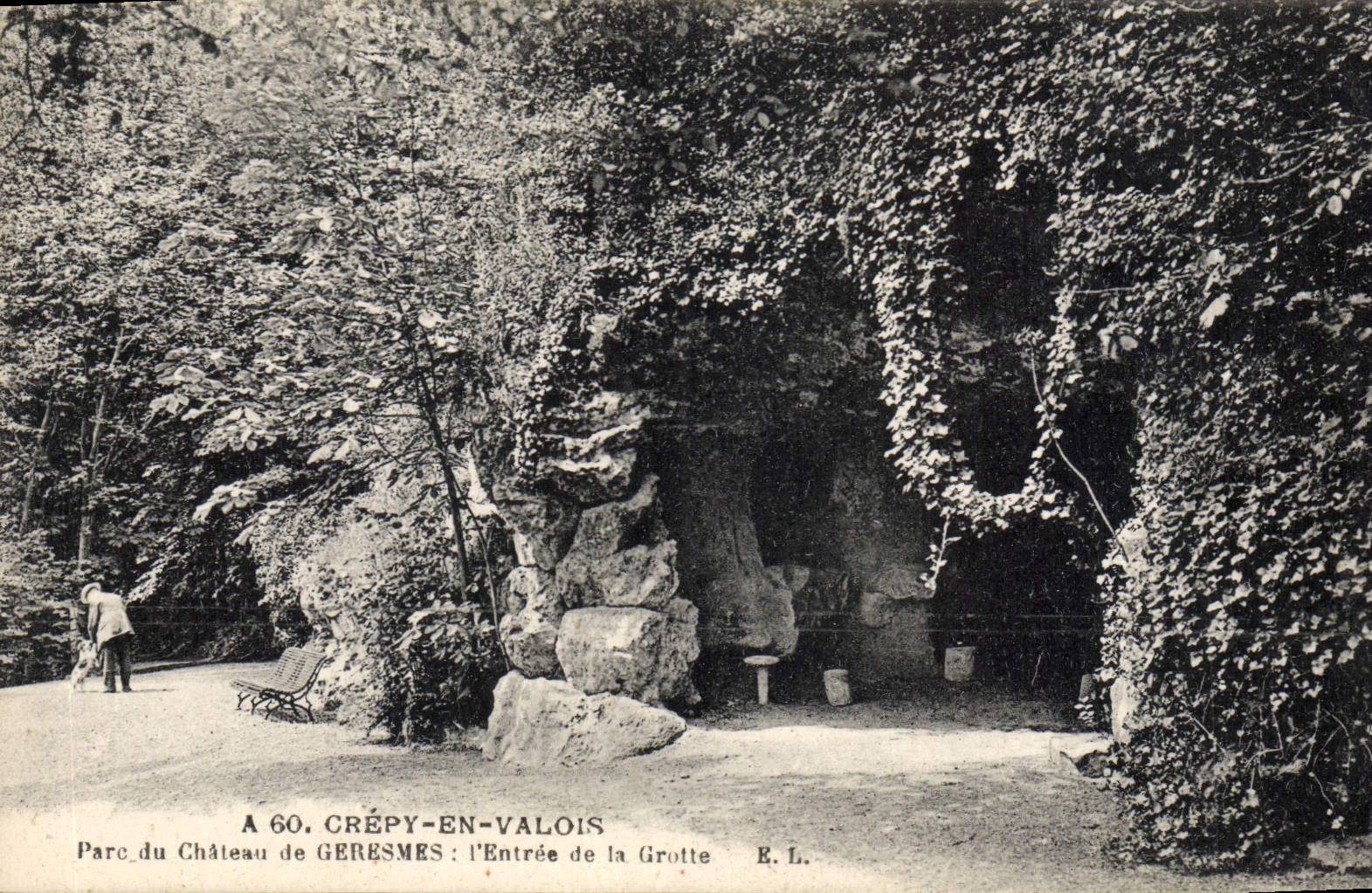CPA Grottes Grotte Crepy en Valois Parc du chateau de Geresmes L'entree de la grotte