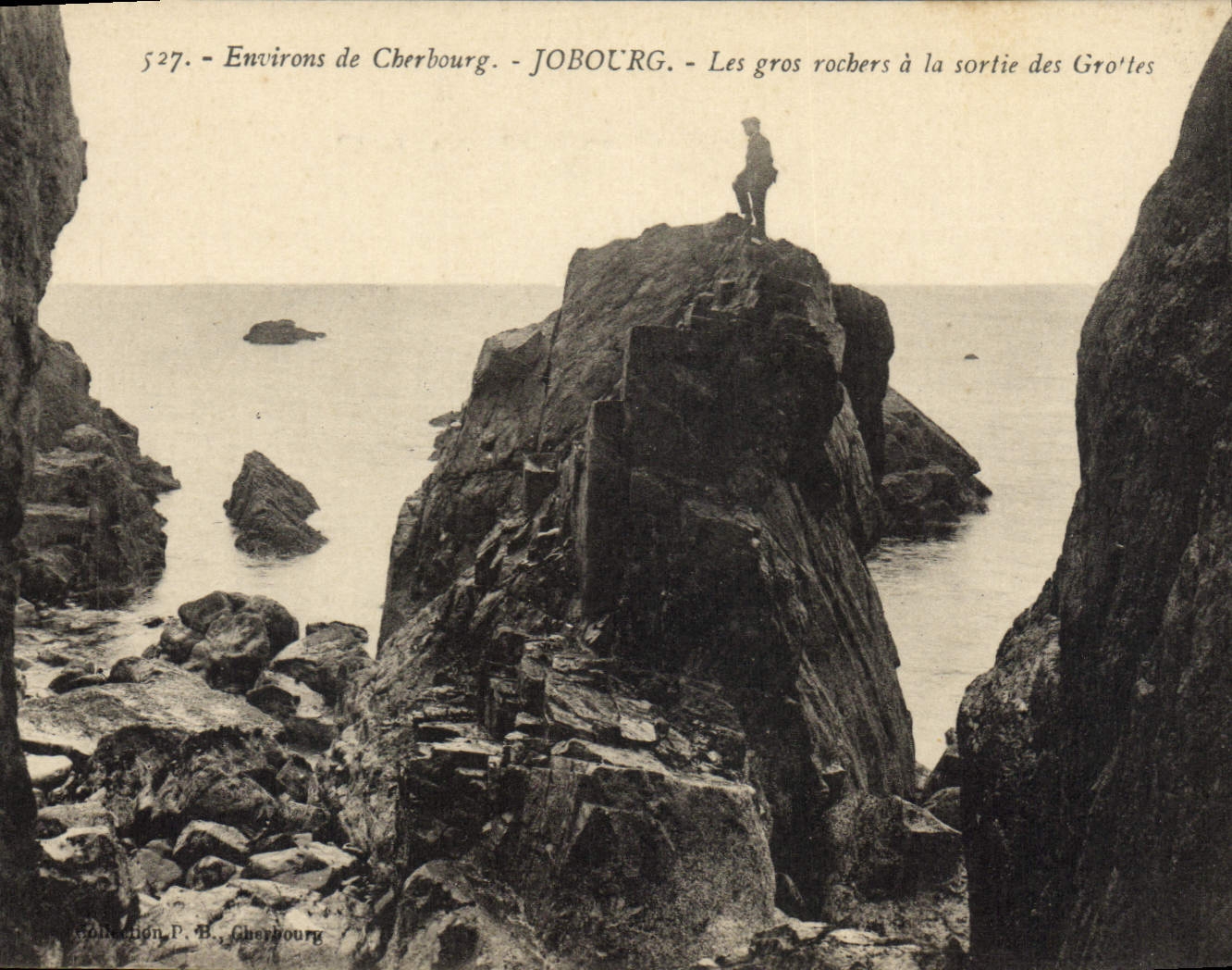CPA Grottes Grotte Environs de Cherbourg Jobourg Les gros rochers a la sortie des grottes