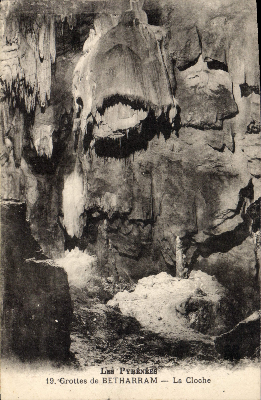 CPA Grottes de Betharram La cloche Grotte