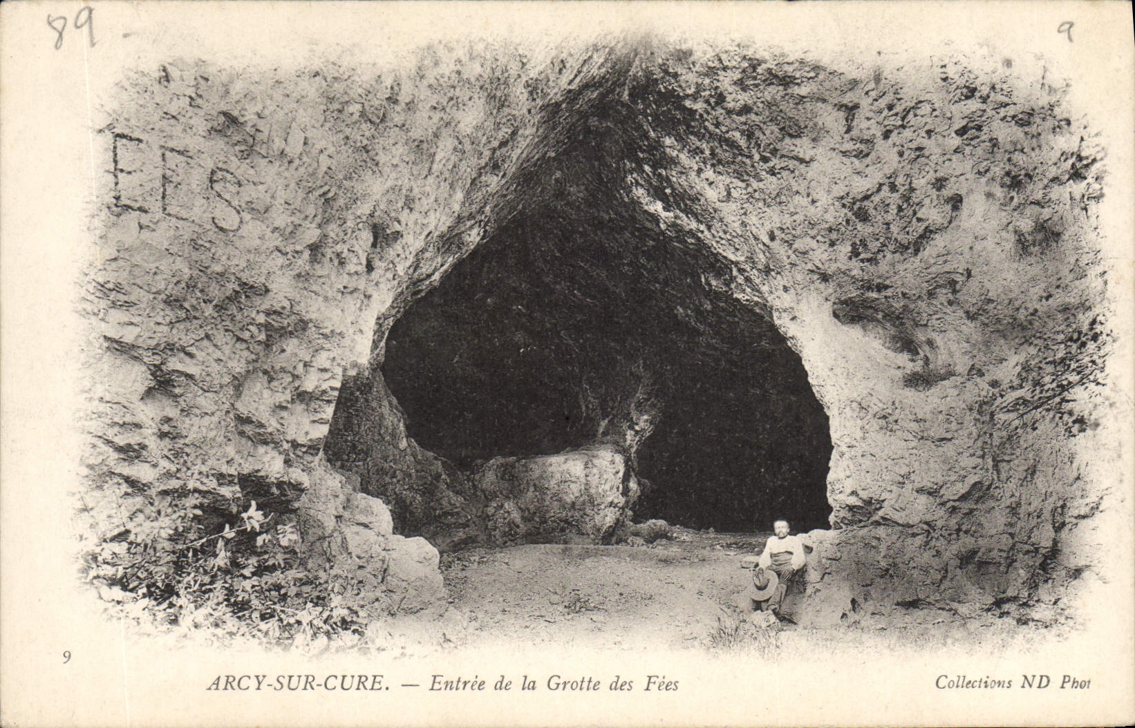 CPA Grottes Arcy sur Cure Entree de la Grotte des Fees