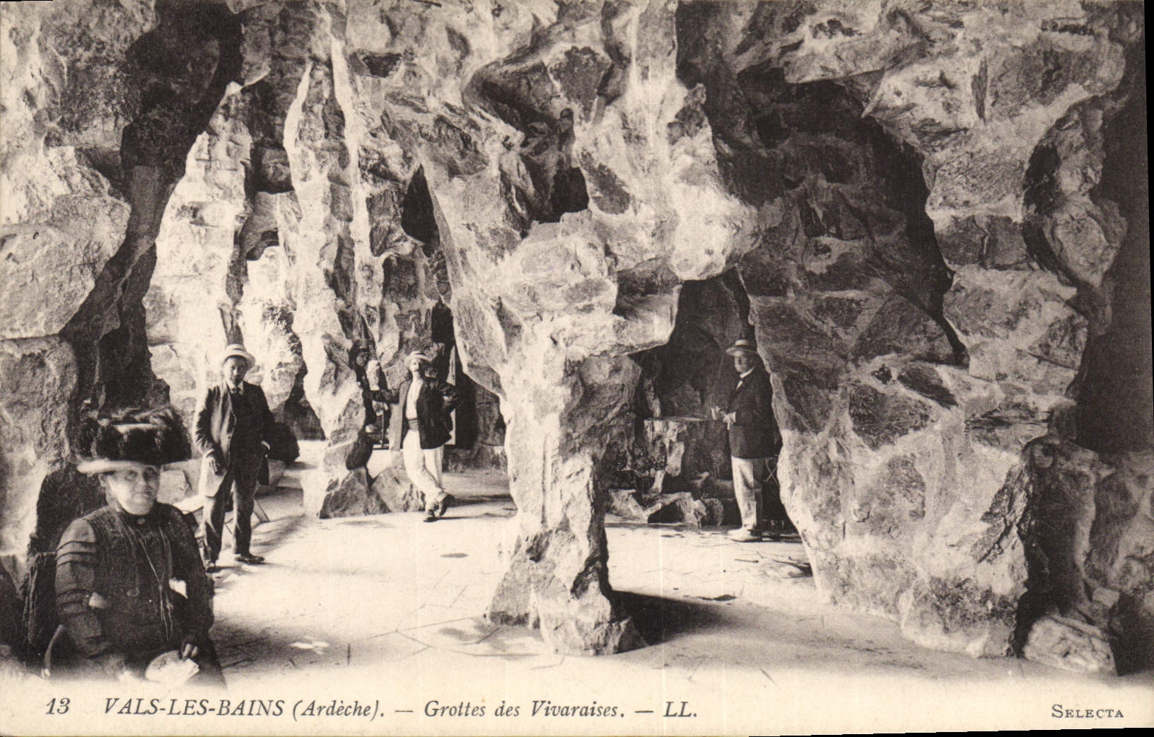 CPA Grottes des Vivaraises Vals les Bains Grotte
