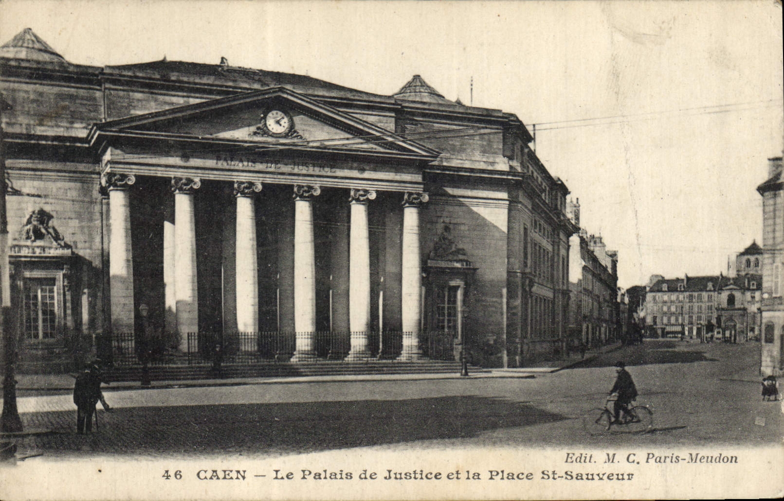 CPA Caen Le Palais de justice et la place St Sauveur
