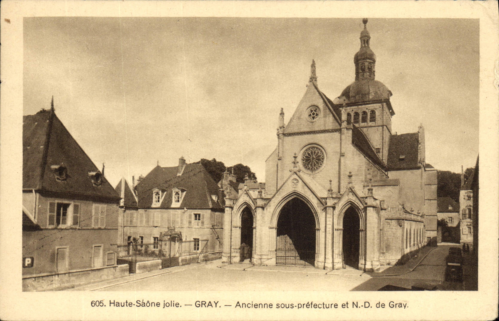 CPA Gray Ancienne Sous Prefecture et Nd de Gray