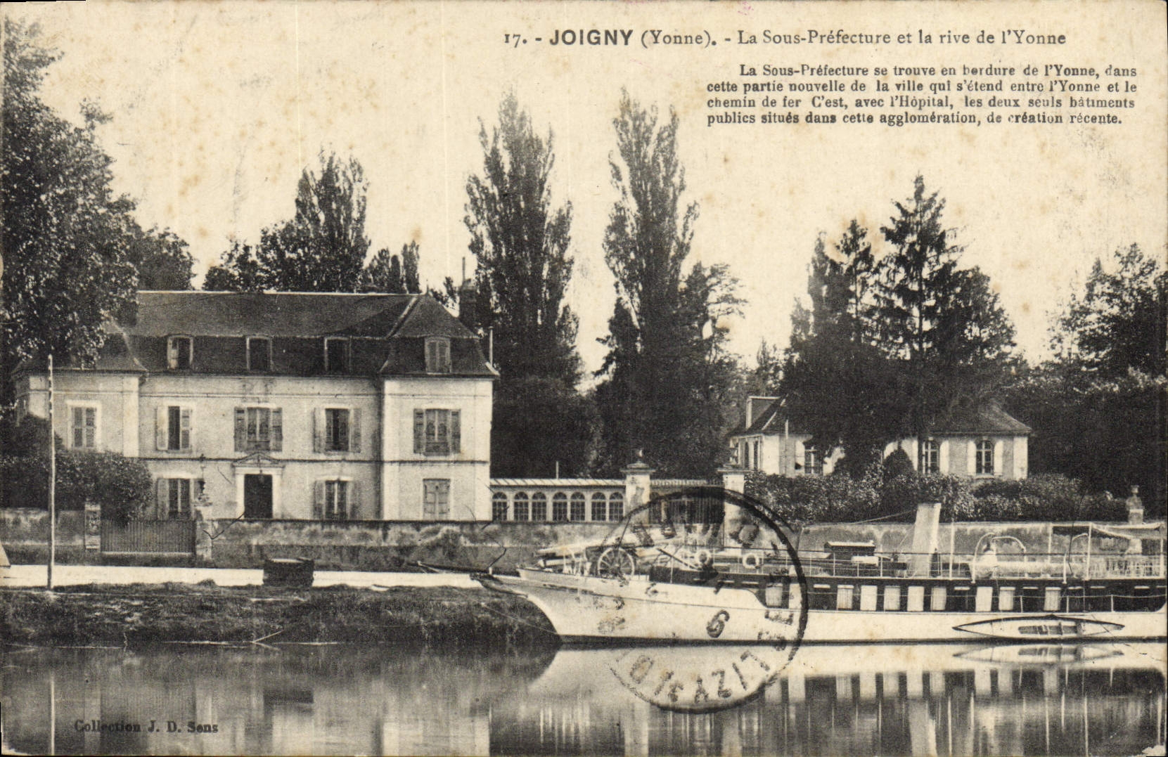 CPA Joigny La Sous Prefecture et la rive de l'Yonne Bateau