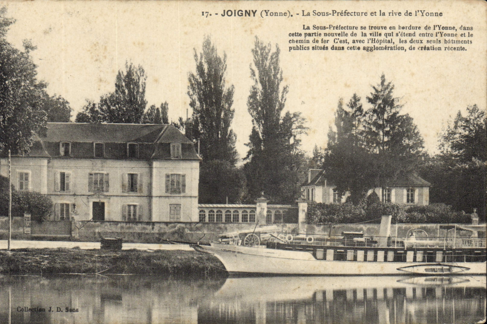 CPA Joigny La Sous Prefecture et la rive de l'Yonne Bateau