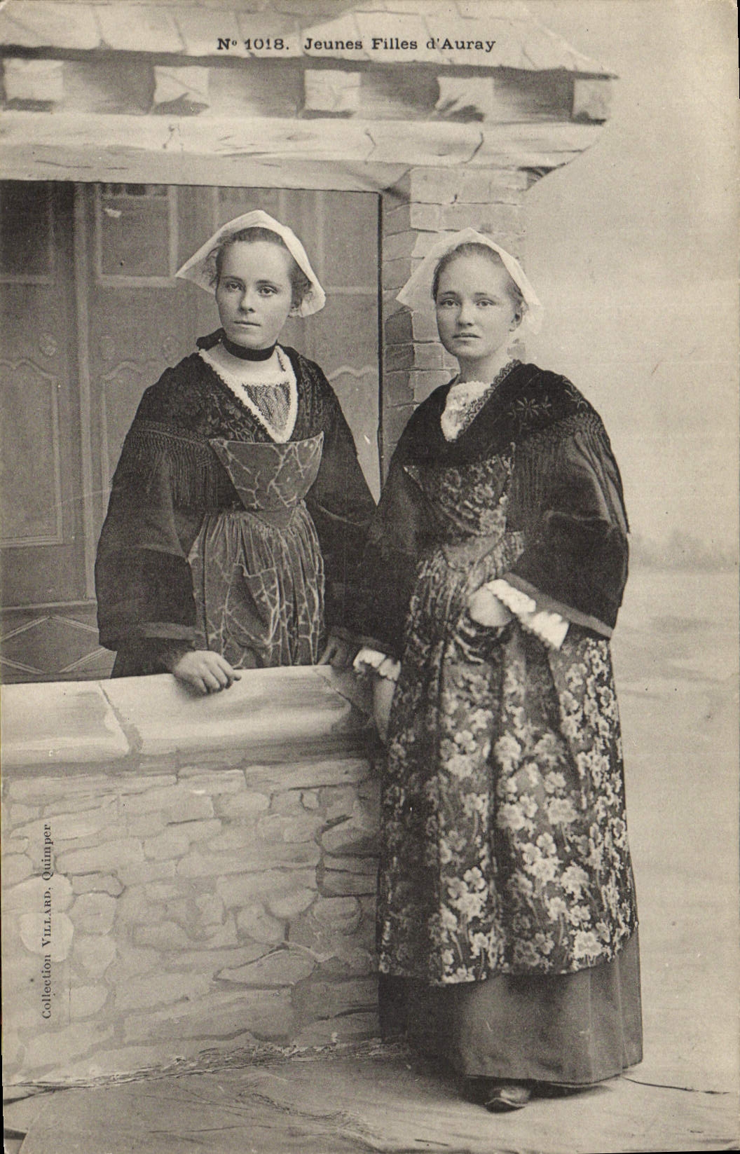 CPA Folklore Jeunes filles d'Auray