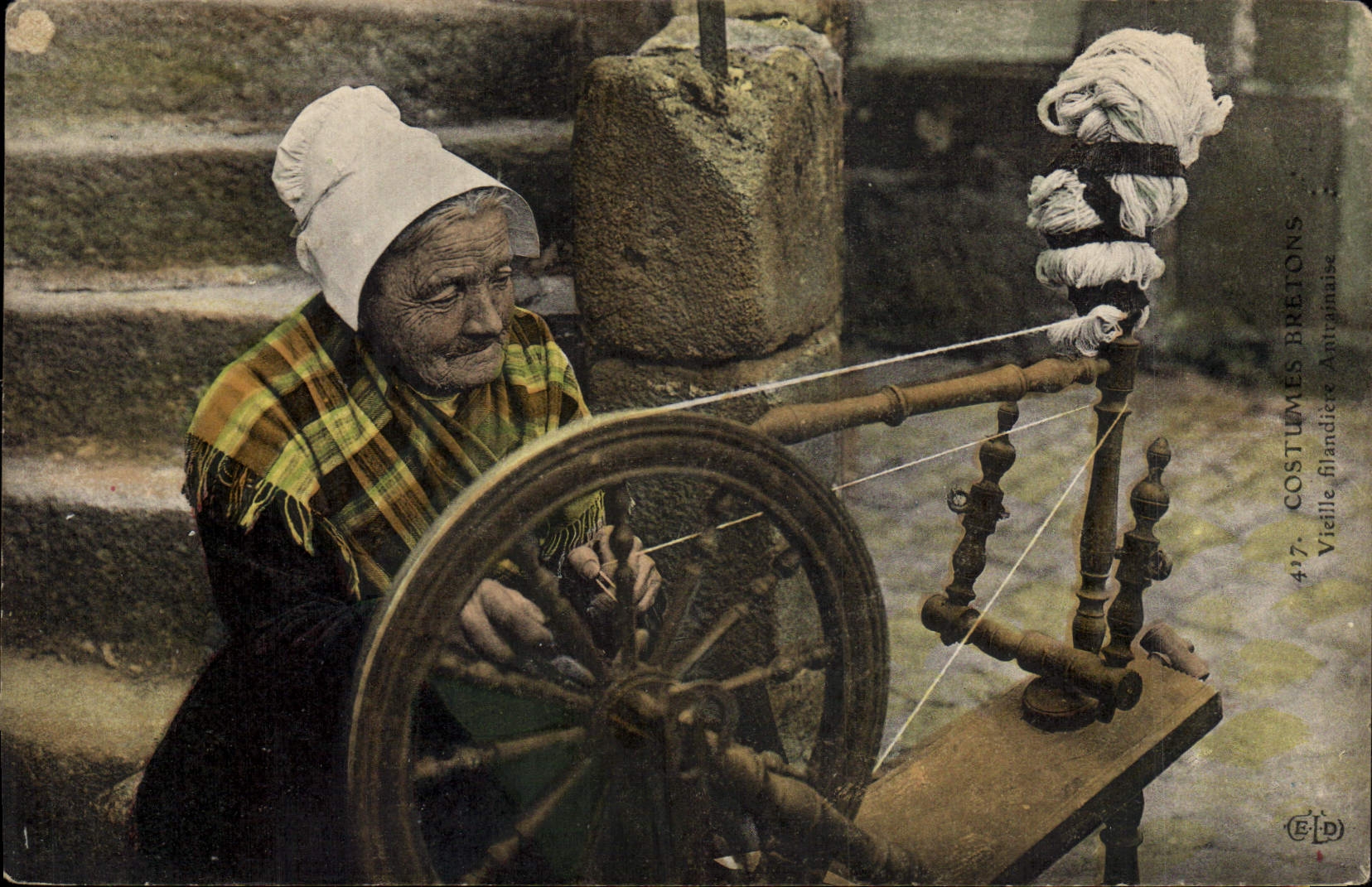 CPA Folklore Vieille filandiere Antrainaise