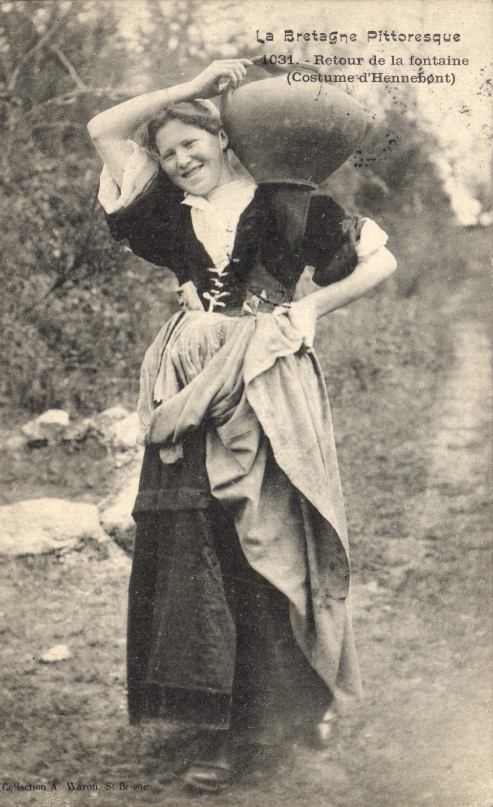 CPA Folklore Retour de la fontaine Costume d'Hennebont