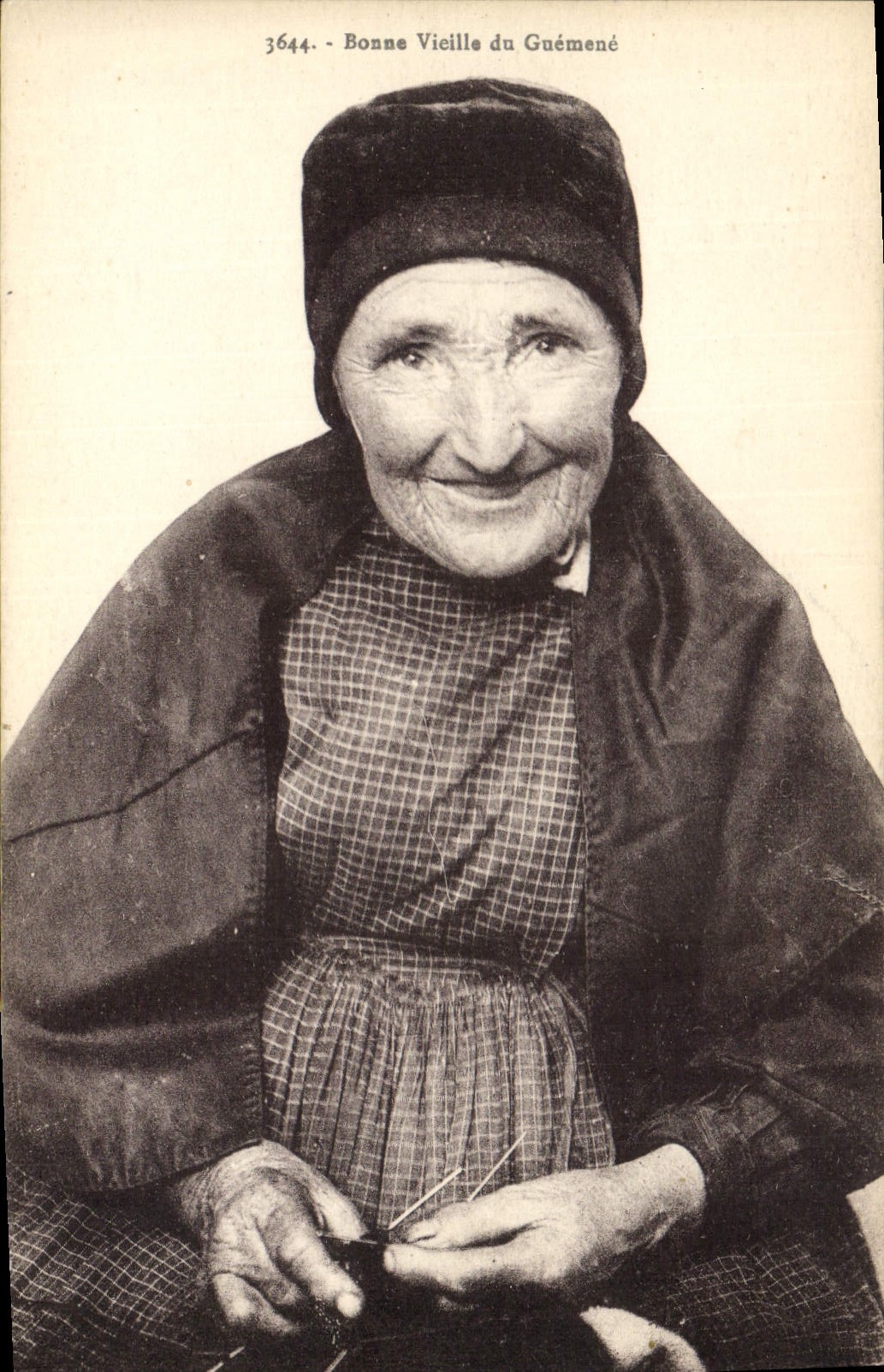 CPA Folklore Bonne vieille de Fuemene