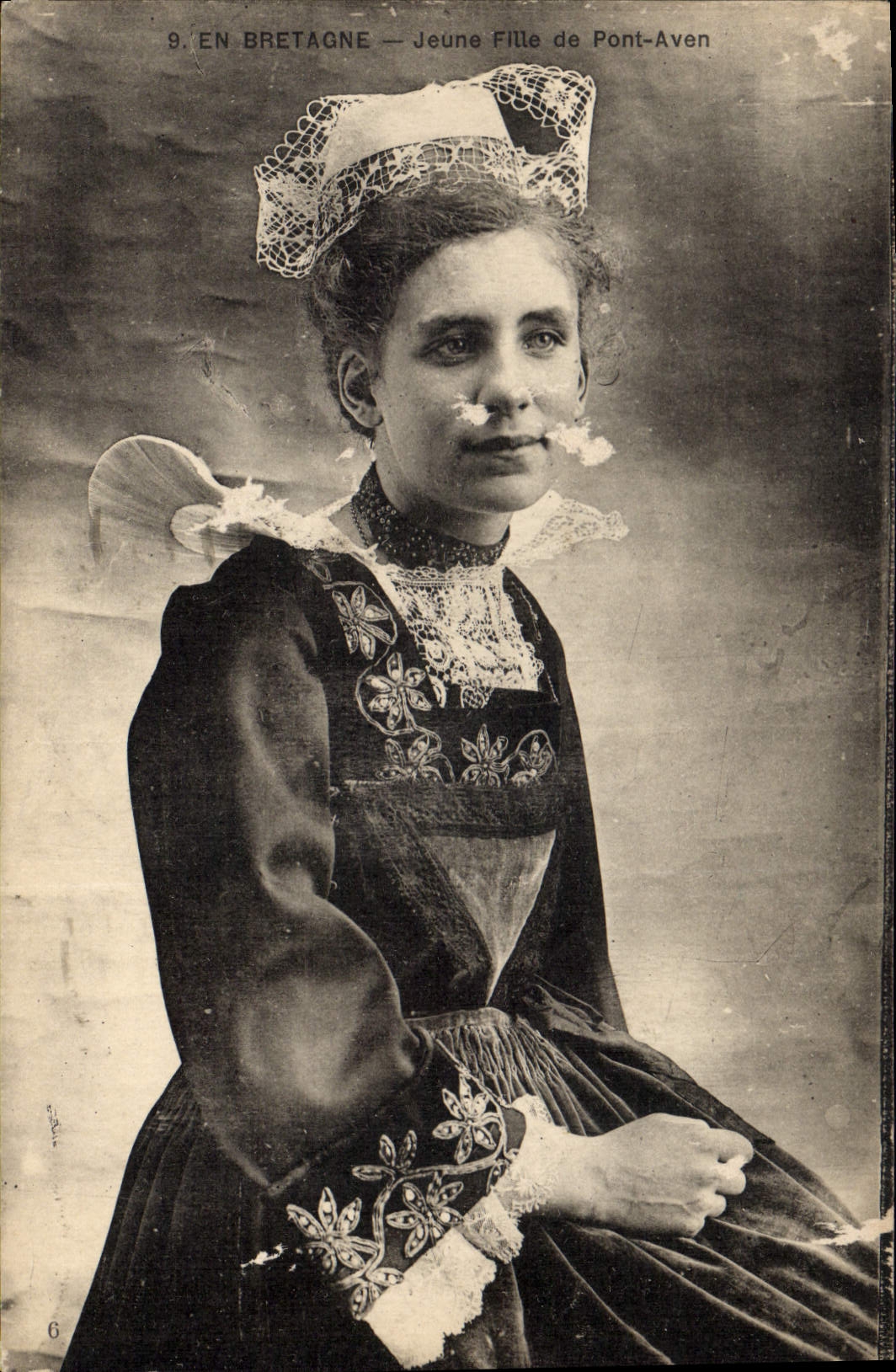 CPA Folklore Jeune fille de Pont Aven