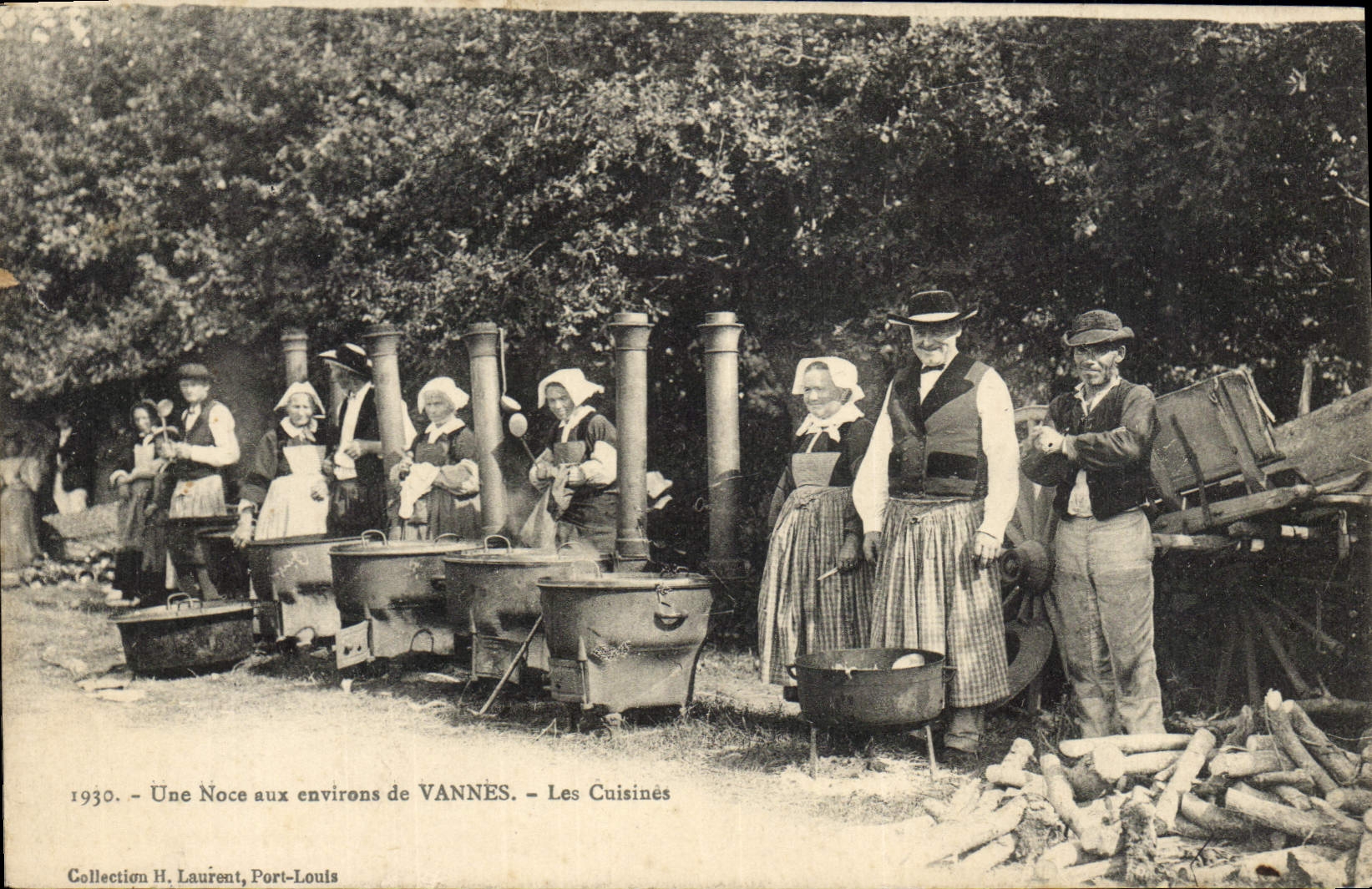 CPA Folklore Une noce aux environs de Vannes Les cuisines TOP