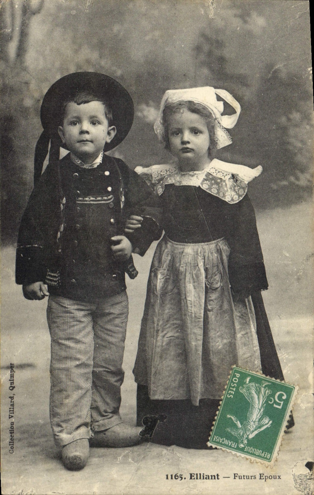 CPA Folklore Elliant Futurs epoux Enfants