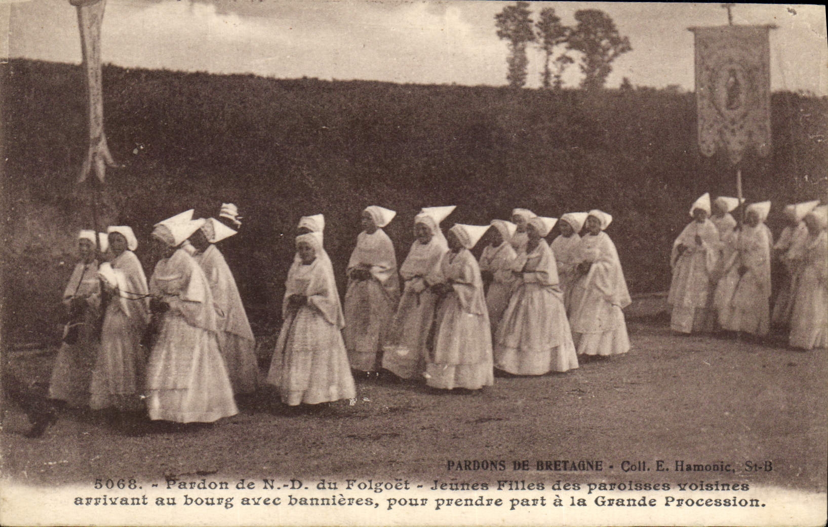 CPA Folklore Pardon de ND du Folgoet Jeunes filles des paroisses voisines arrivant au bourg avec ban