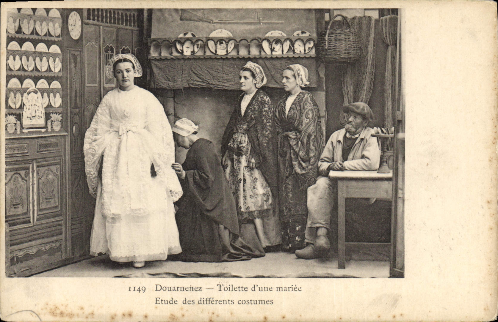 CPA Folklore Douarnenez Toilette d'une mariee Mariage 