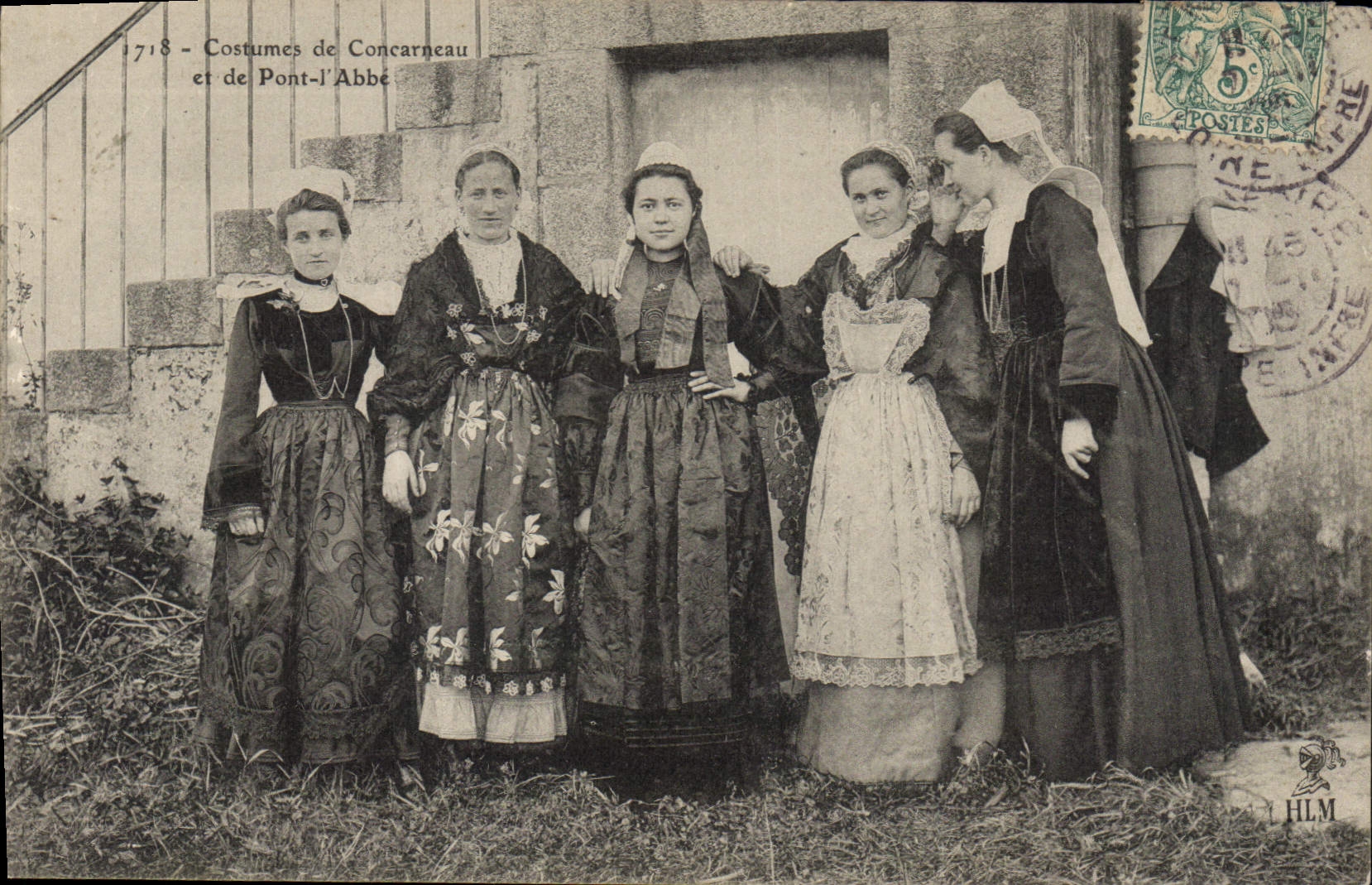 CPA Folklore Costumes de Concarneau et de Pont L'Abbe