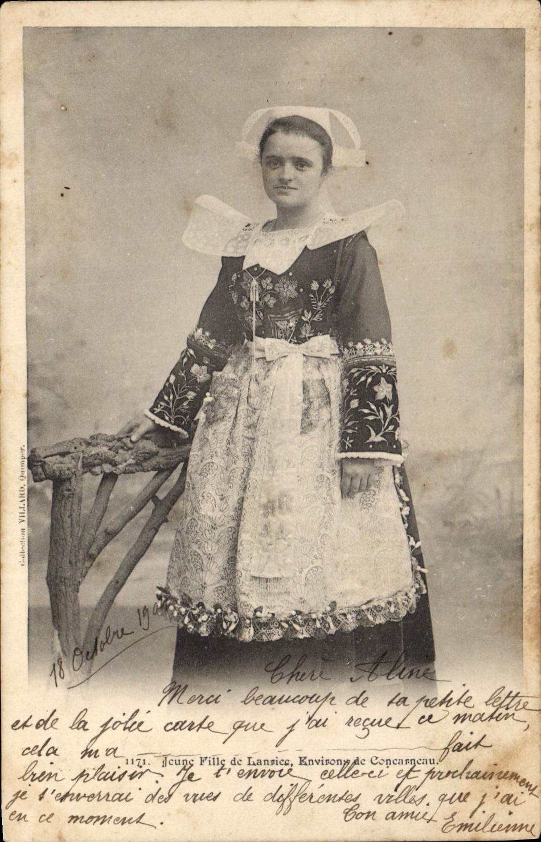 CPA Folklore Jeune fille de Lanrice Environs de Concarneau