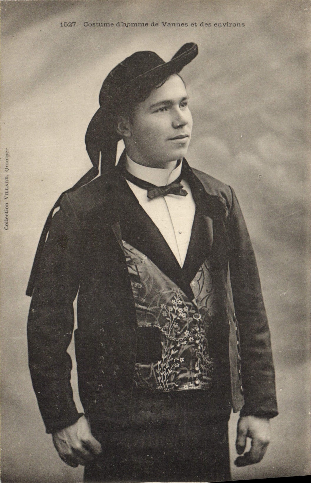 CPA Folklore Costume d'homme de Vannes et des environs
