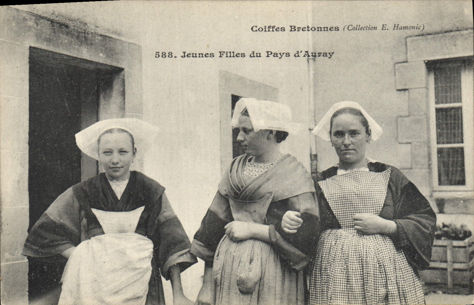 CPA Folklore Jeunes filles du pays d'Auray