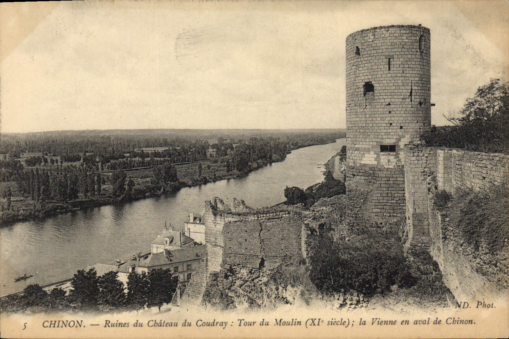 CPA Ruines du Chateau du Coudray La Vienne en aval de Chinon 