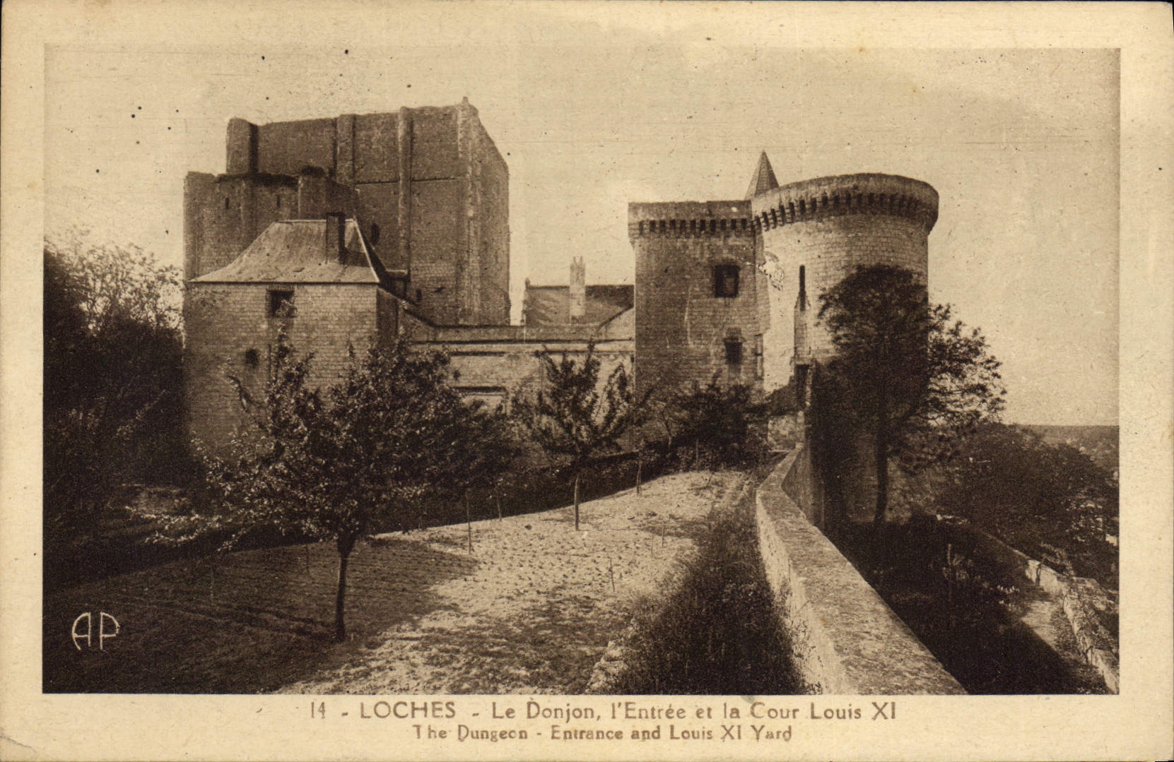 CPA Chateau Loches Le donjon L'entree et la cour louis XI
