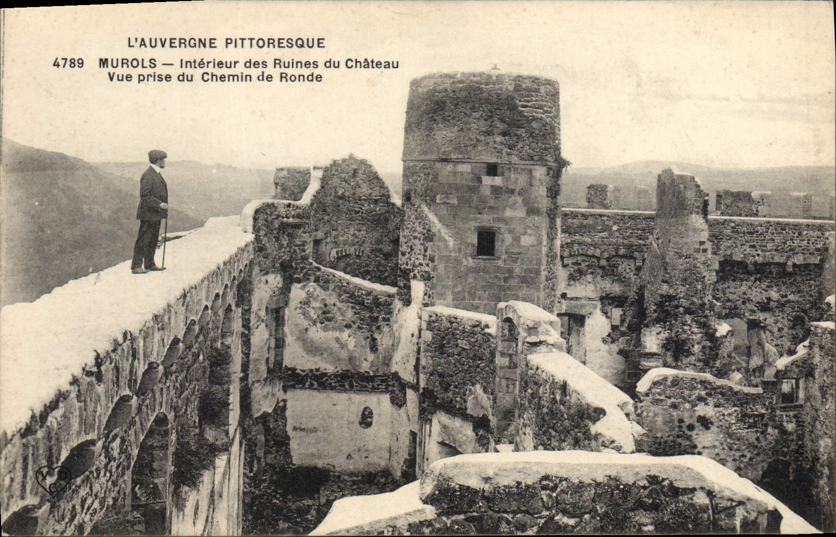 CPA Murols Interieur des ruines du Chateau Vue prise du chemin de ronde