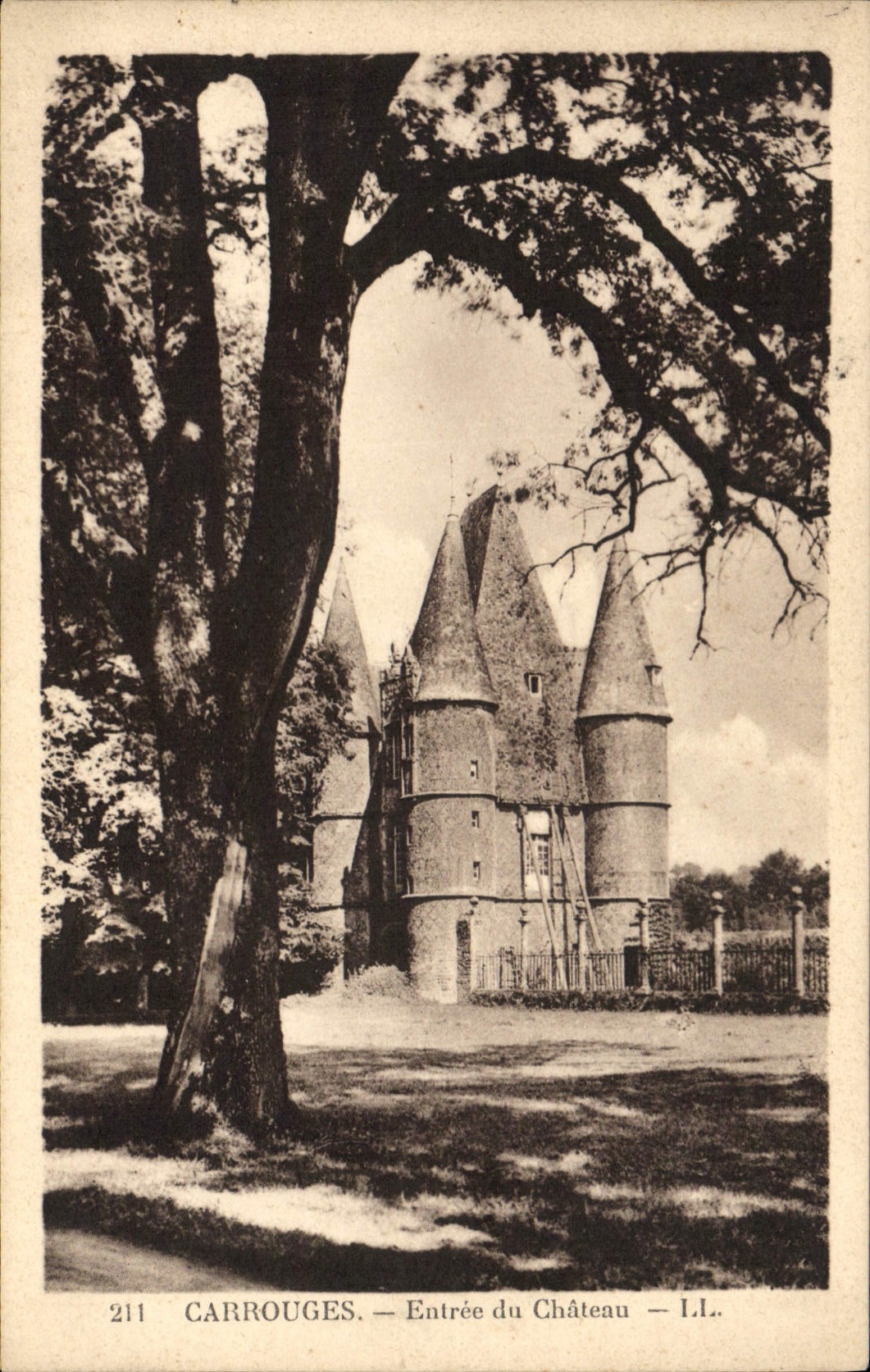 CPA Carrouges Entree du Chateau 