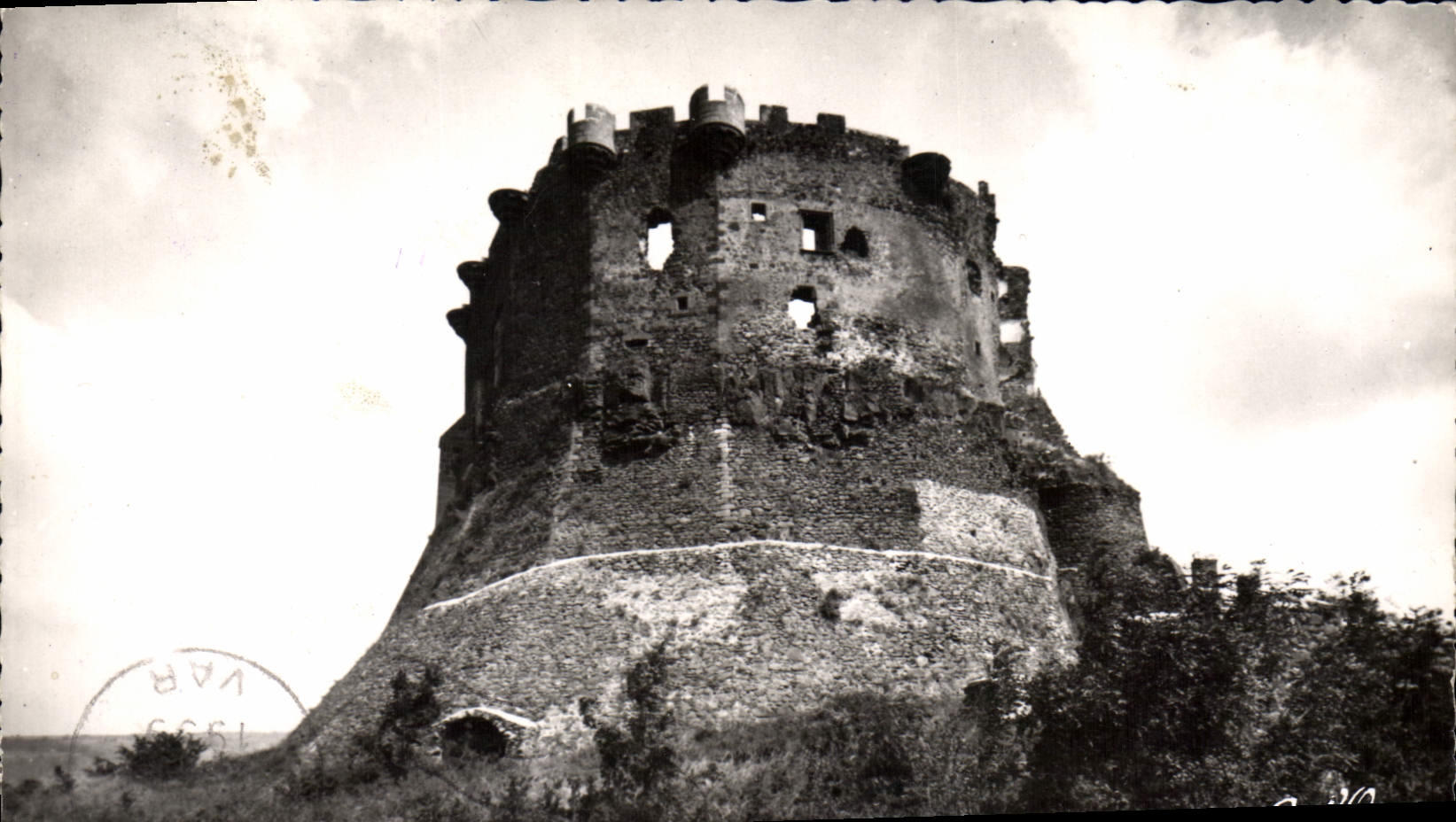 CPM Chateau feodal de Murol Aspect Sud Partie fortifiee